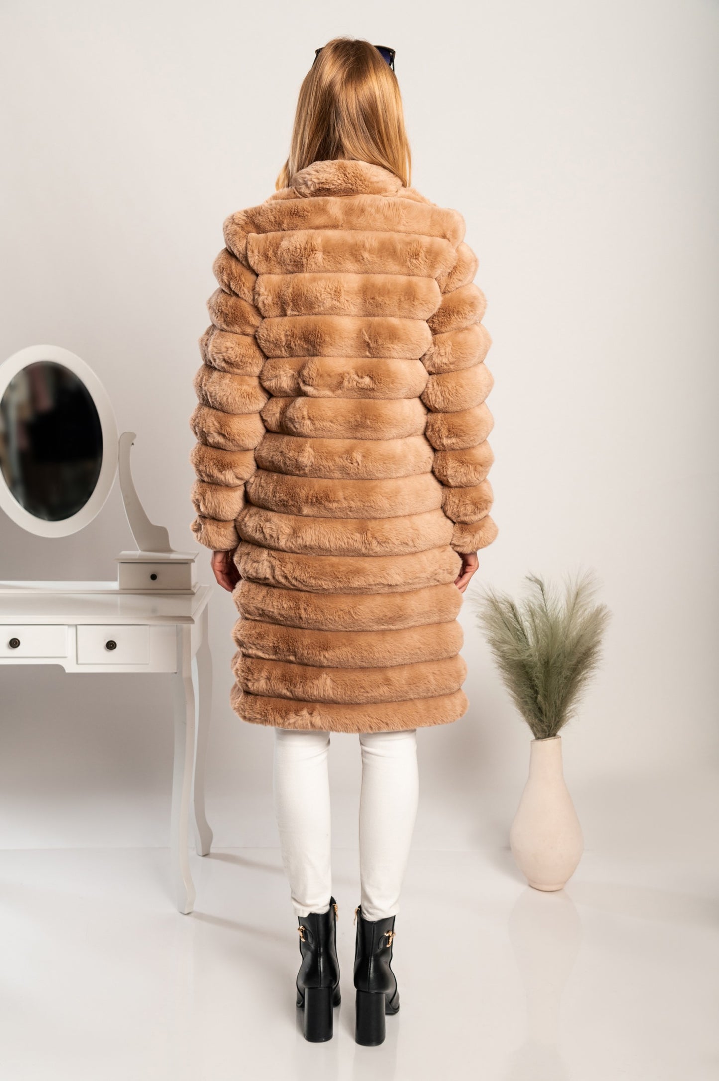 Cappotto lungo elegante in eco pelliccia Benimia, cammello
