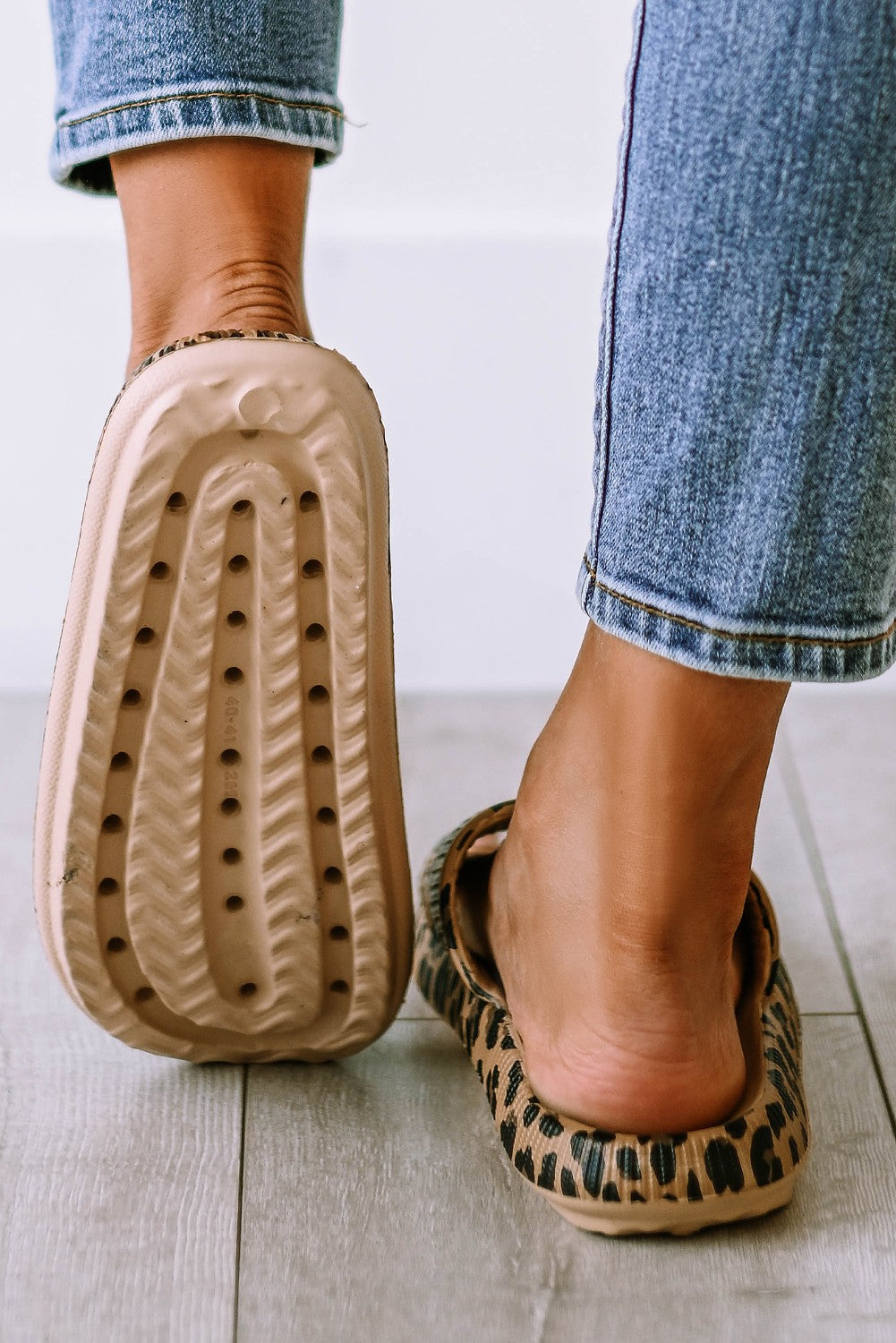 Pantofole con stampa leopardata, leopardo