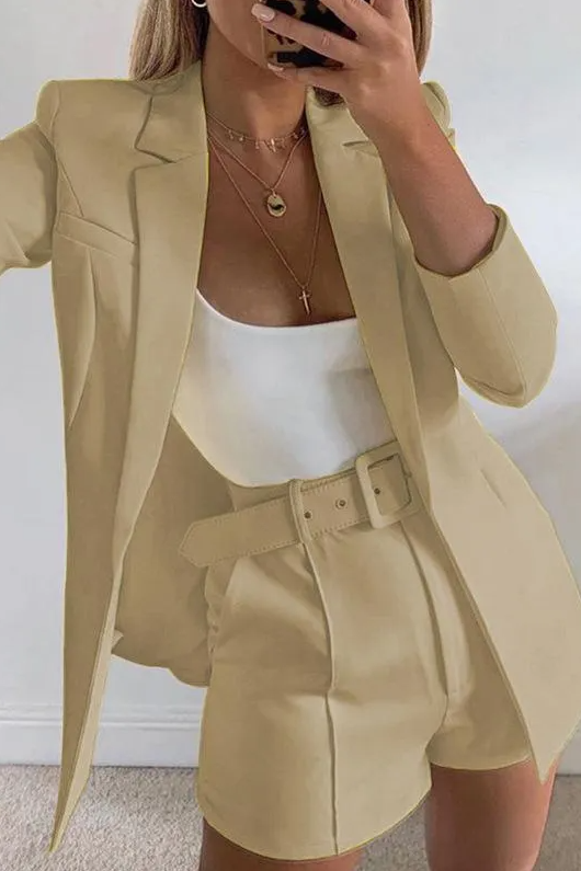 Completo giacca e pantaloni eleganti, beige