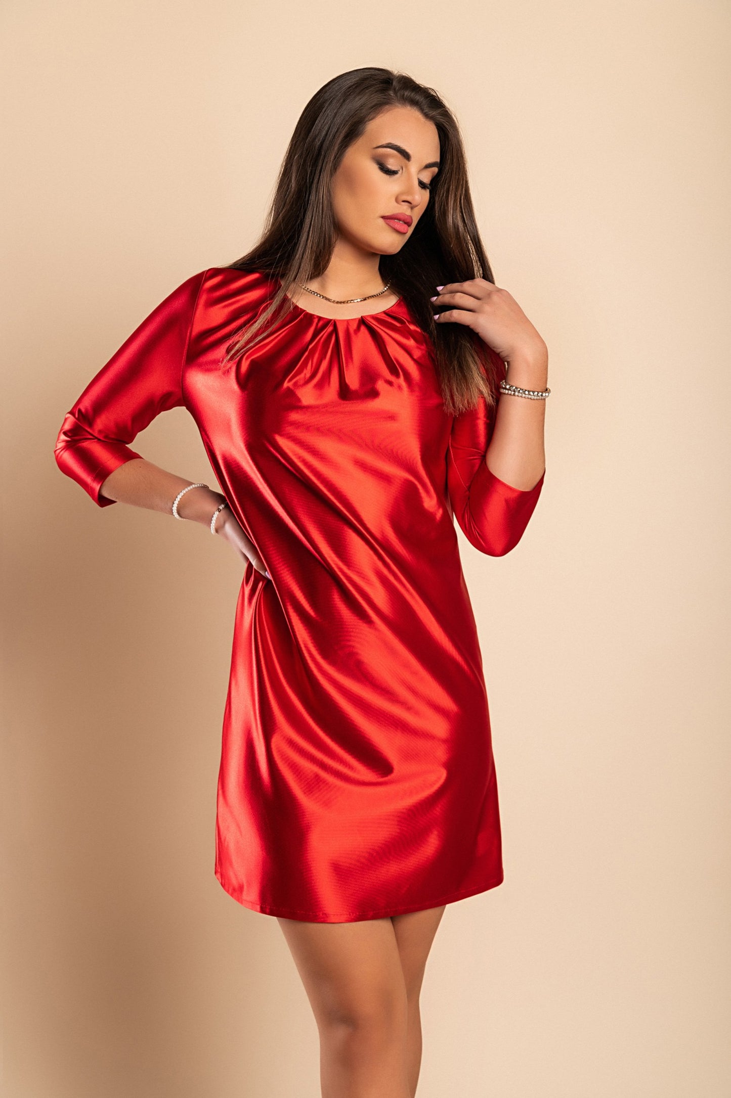 Mini abito elegante realizzato in simil raso, nero