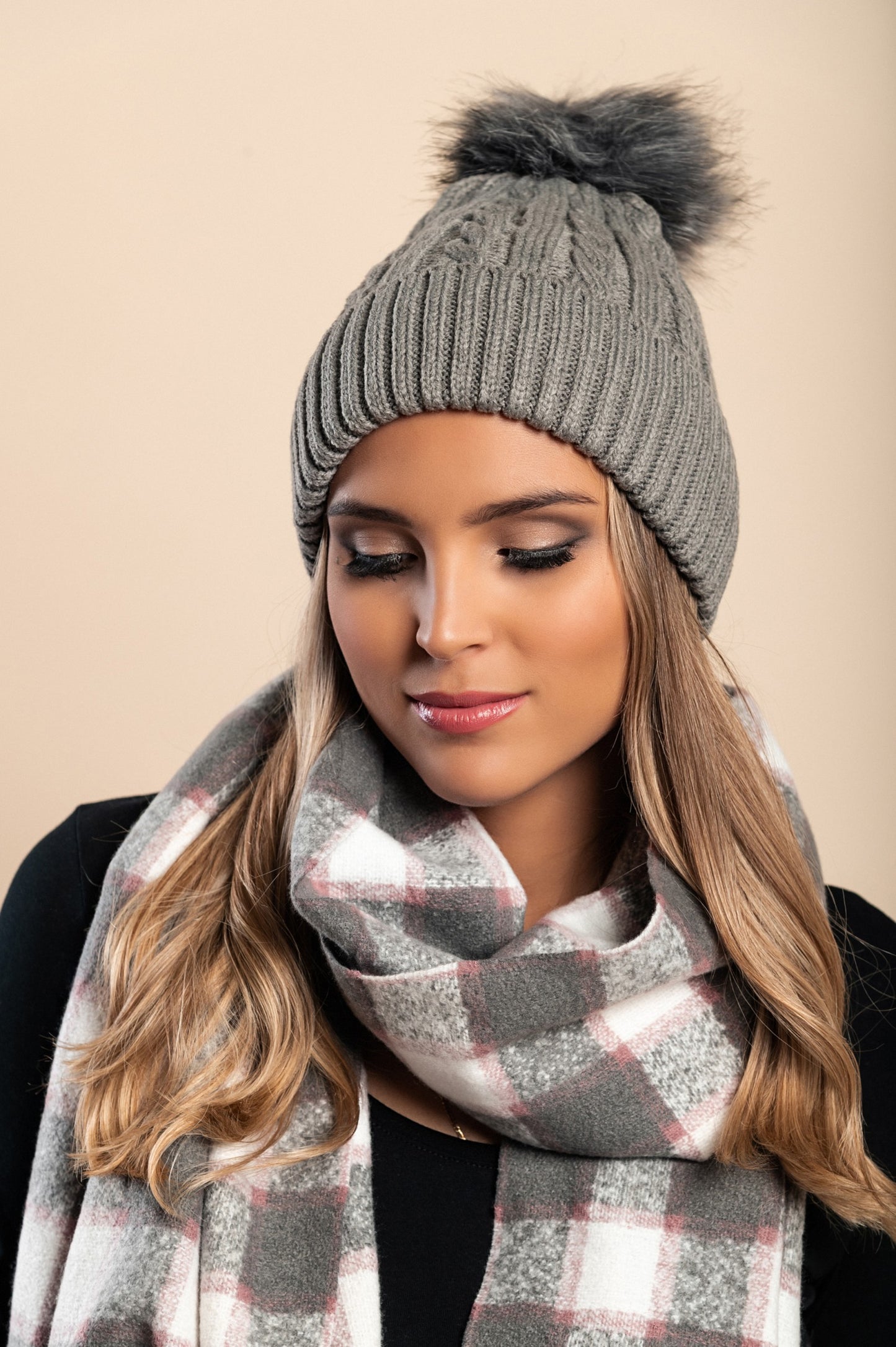 Cappello lavorato a maglia con pompon in pelliccia sintetica, grigio scuro