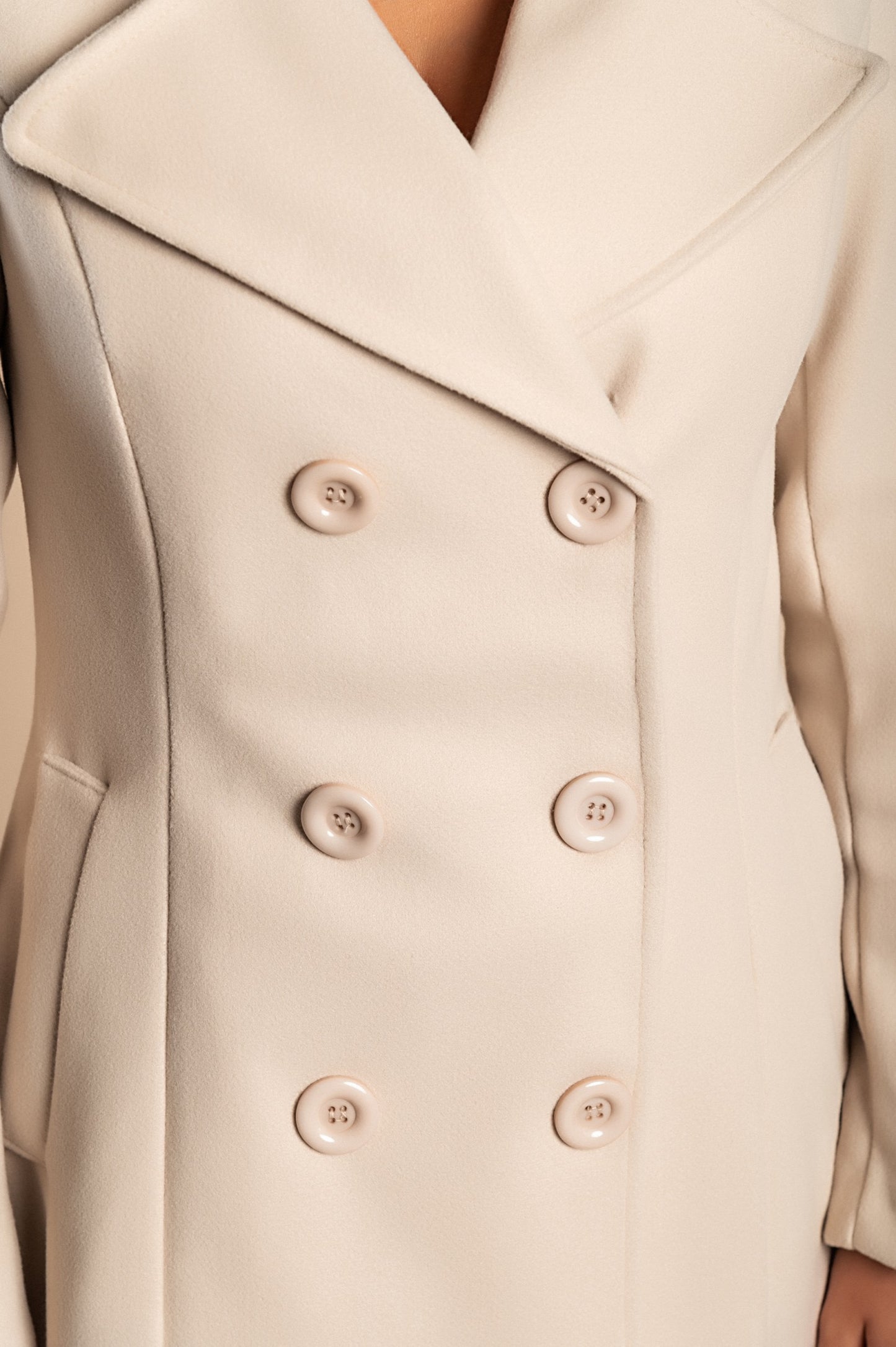 Cappotto elegante con bottoni, beige