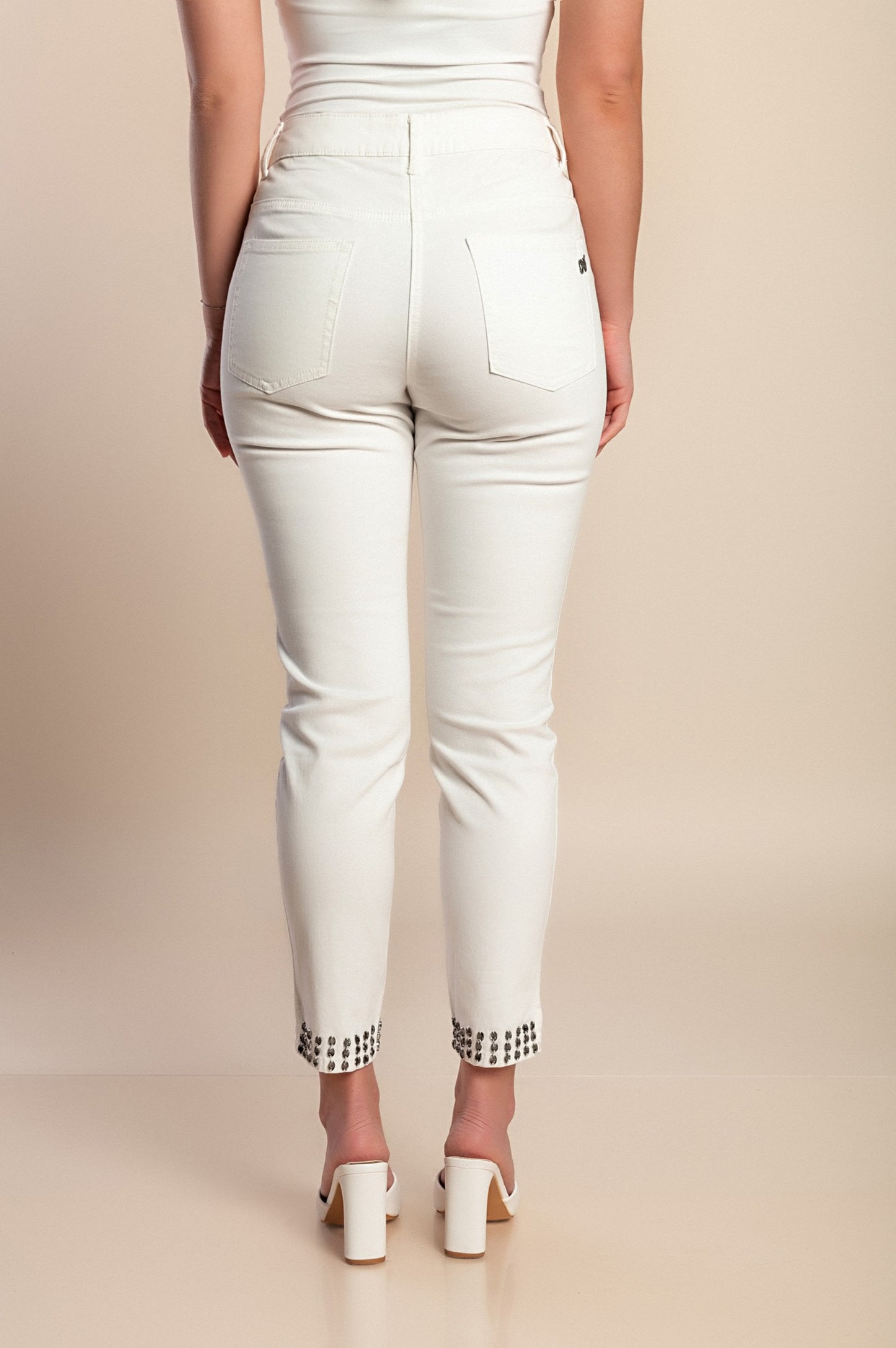 Jeans con rivetti decorativi, bianchi