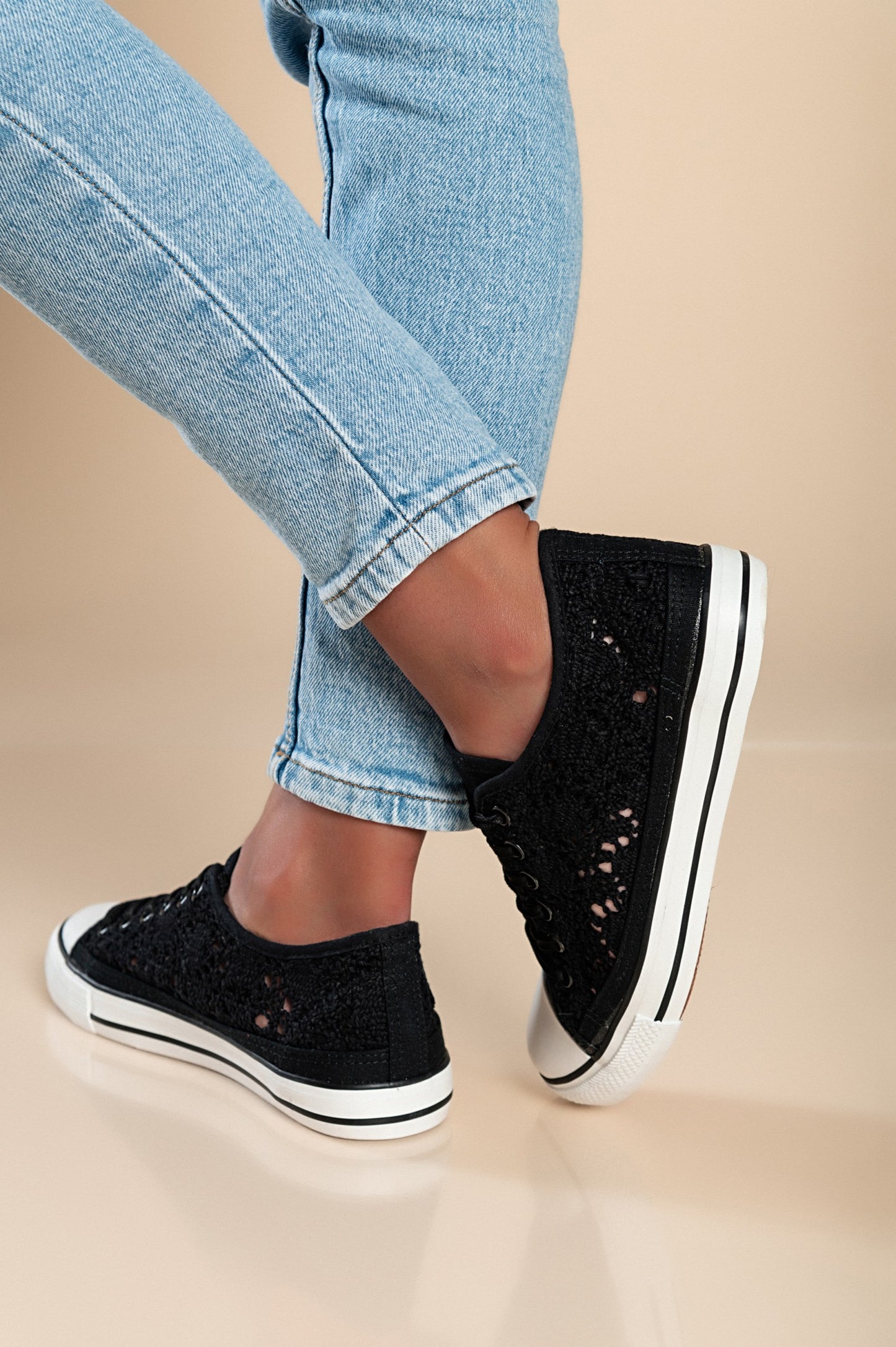 Sneakers alla moda con tomaia in pizzo, colore bianco