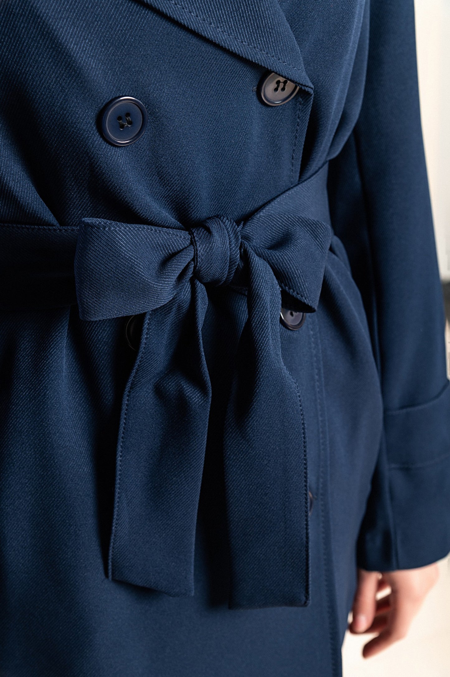 Elegante trench corto con bottoni, bordeaux