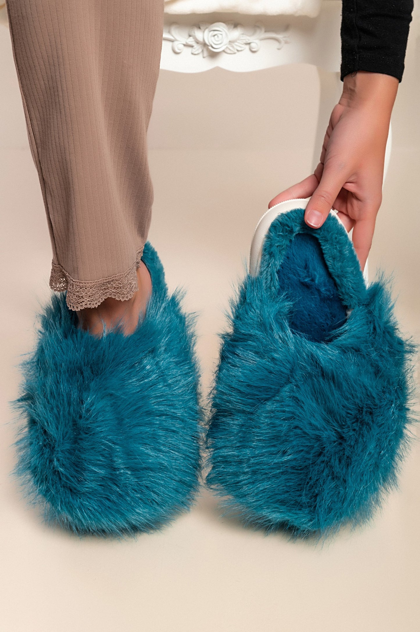 Pantofole con pelliccia artificiale, di colore azzurro