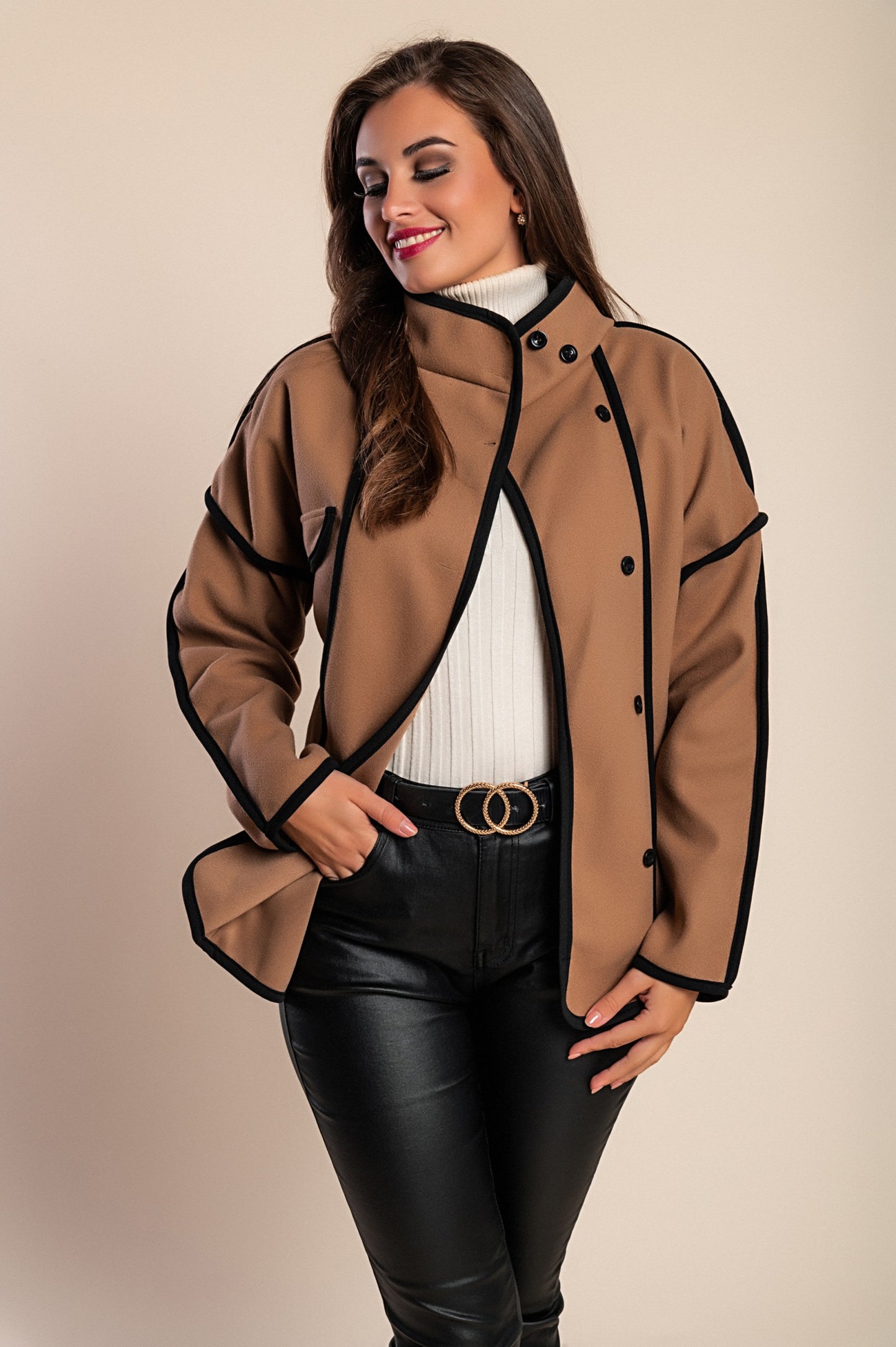 Cappotto corto elegante, bianco