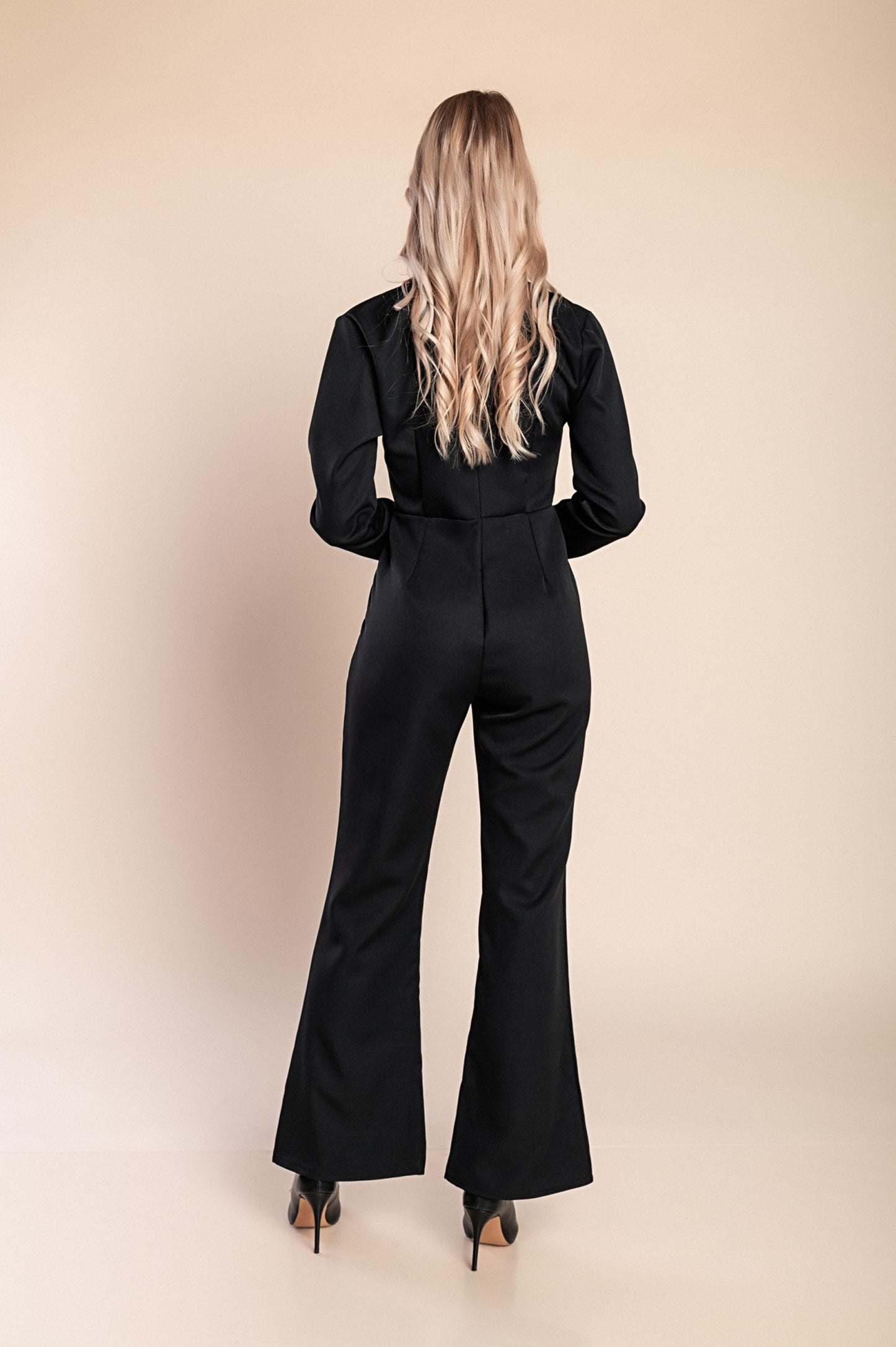 Tuta elegante con bottoni decorativi, nera