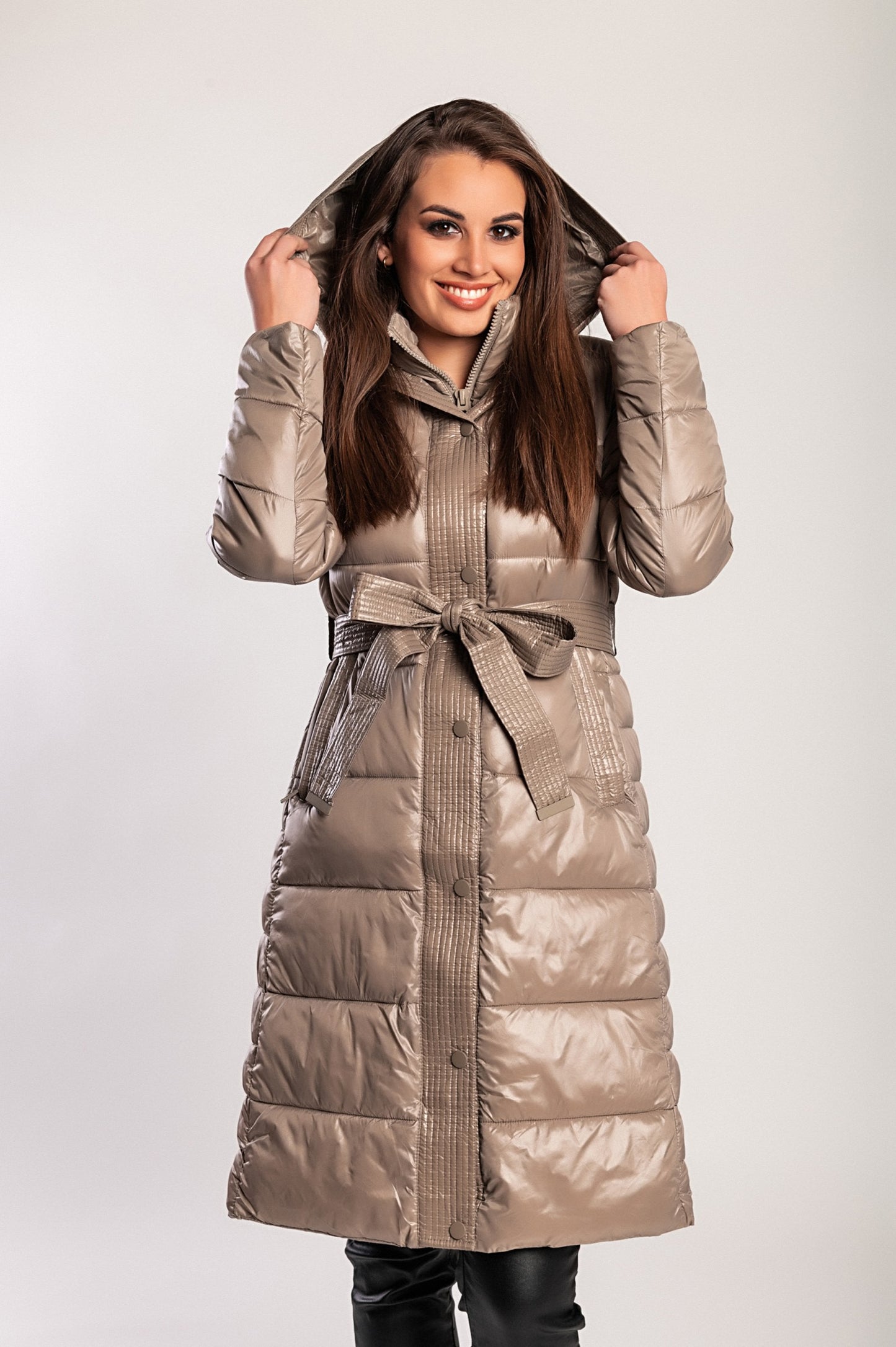 Giacca lunga imbottita con cappuccio, beige