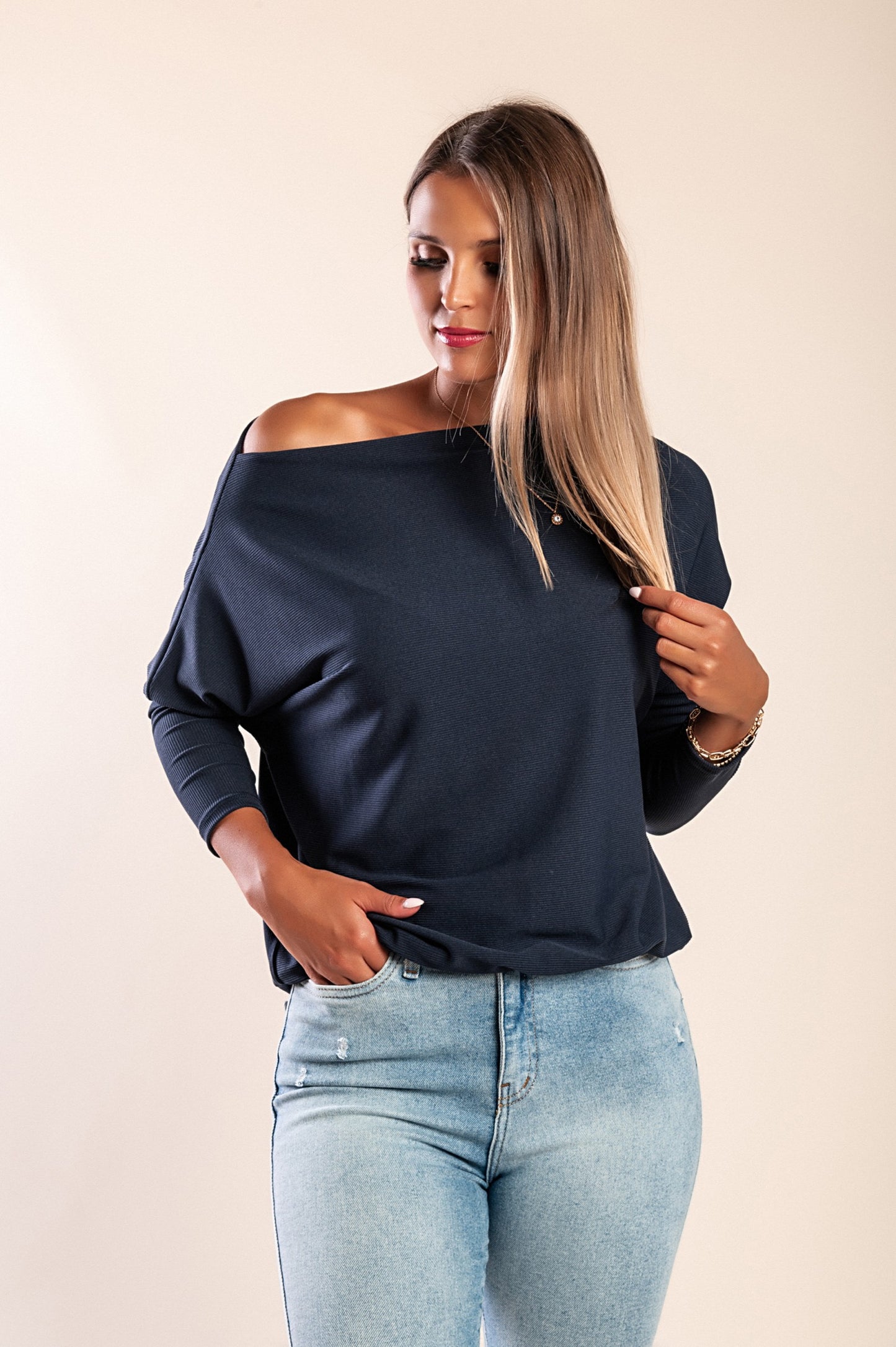 MAGLIETTA OVERSIZE CON SCOLLO A BARCA E MANICHE AMPIE DANICA, NERO
