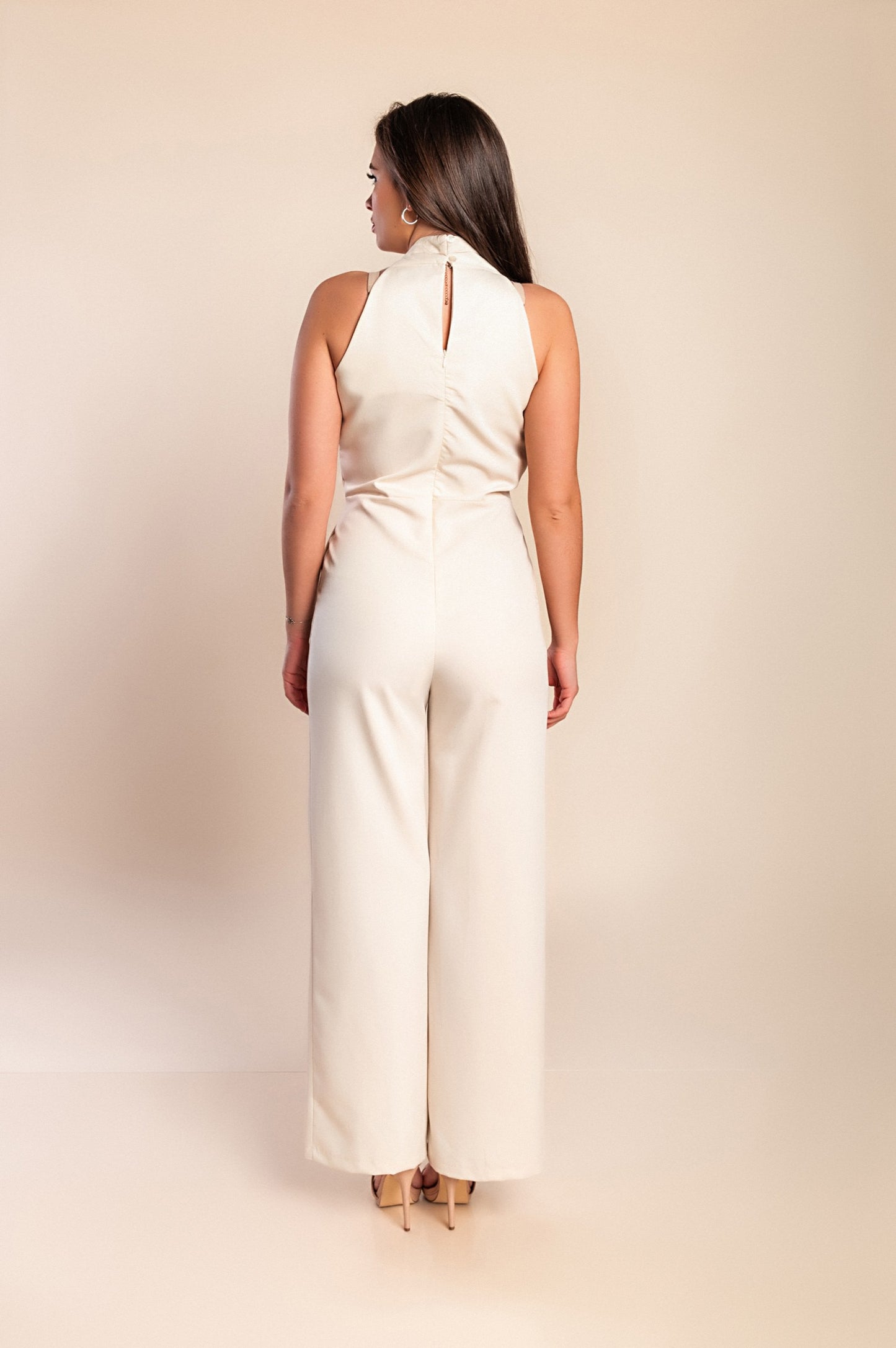 Tuta elegante con bottoni decorativi, beige