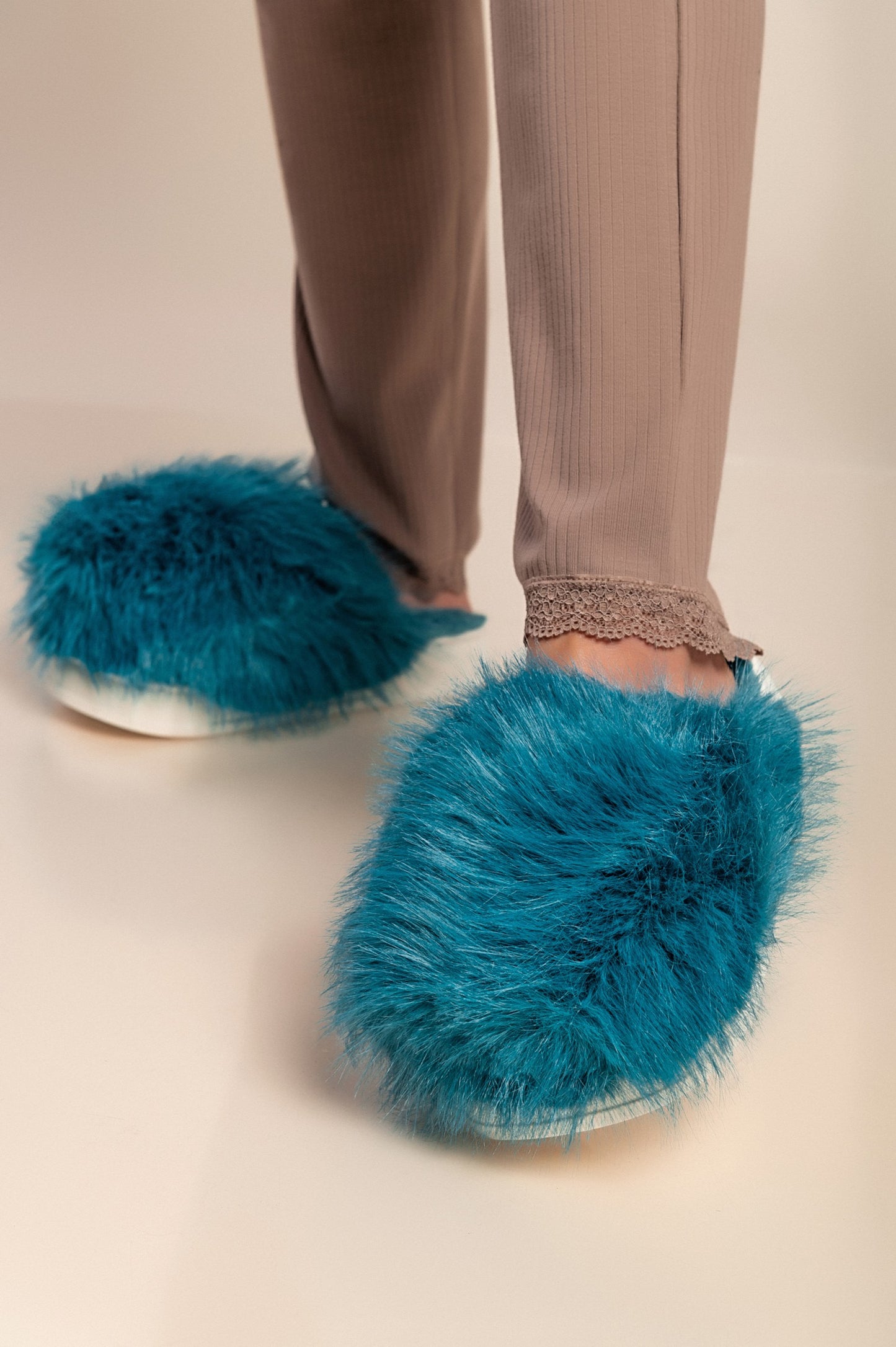 Pantofole con pelliccia artificiale, di colore azzurro