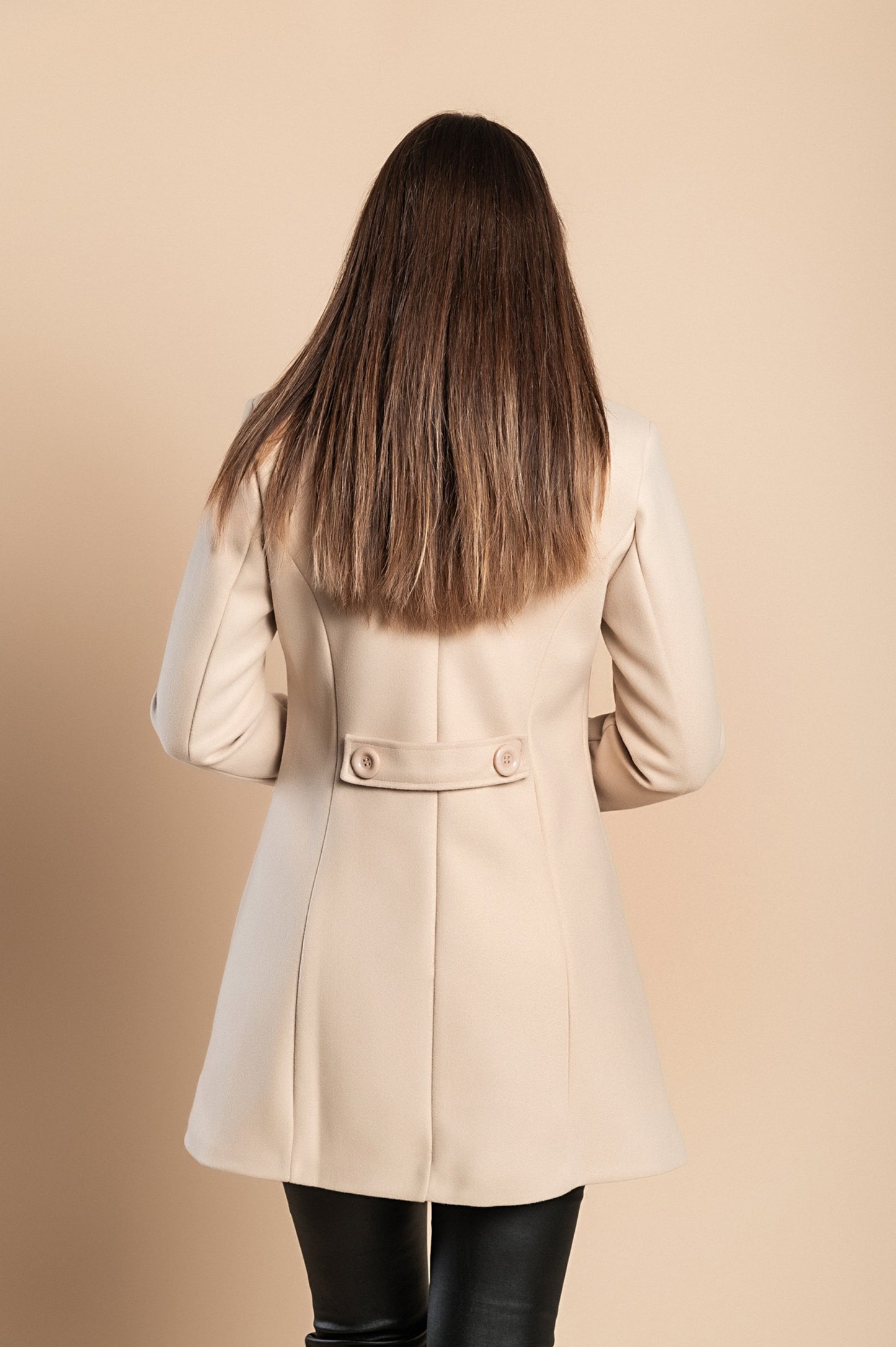 Cappotto elegante con bottoni, beige