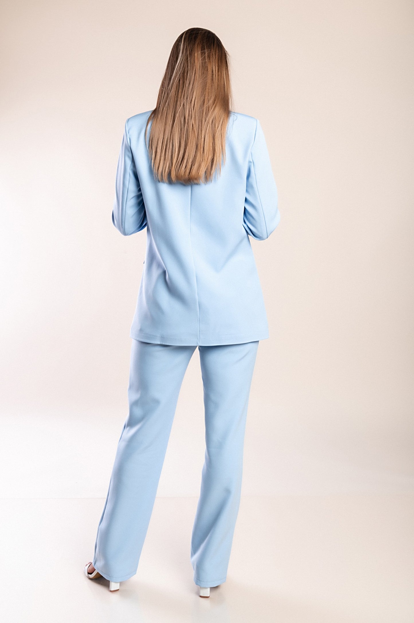 Completo giacca e pantaloni eleganti, di colore azzurro