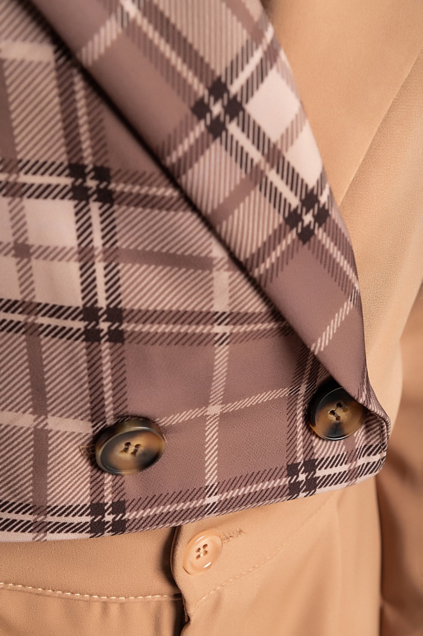 Elegante completo blazer e pantaloni con stampa a quadri, cammello