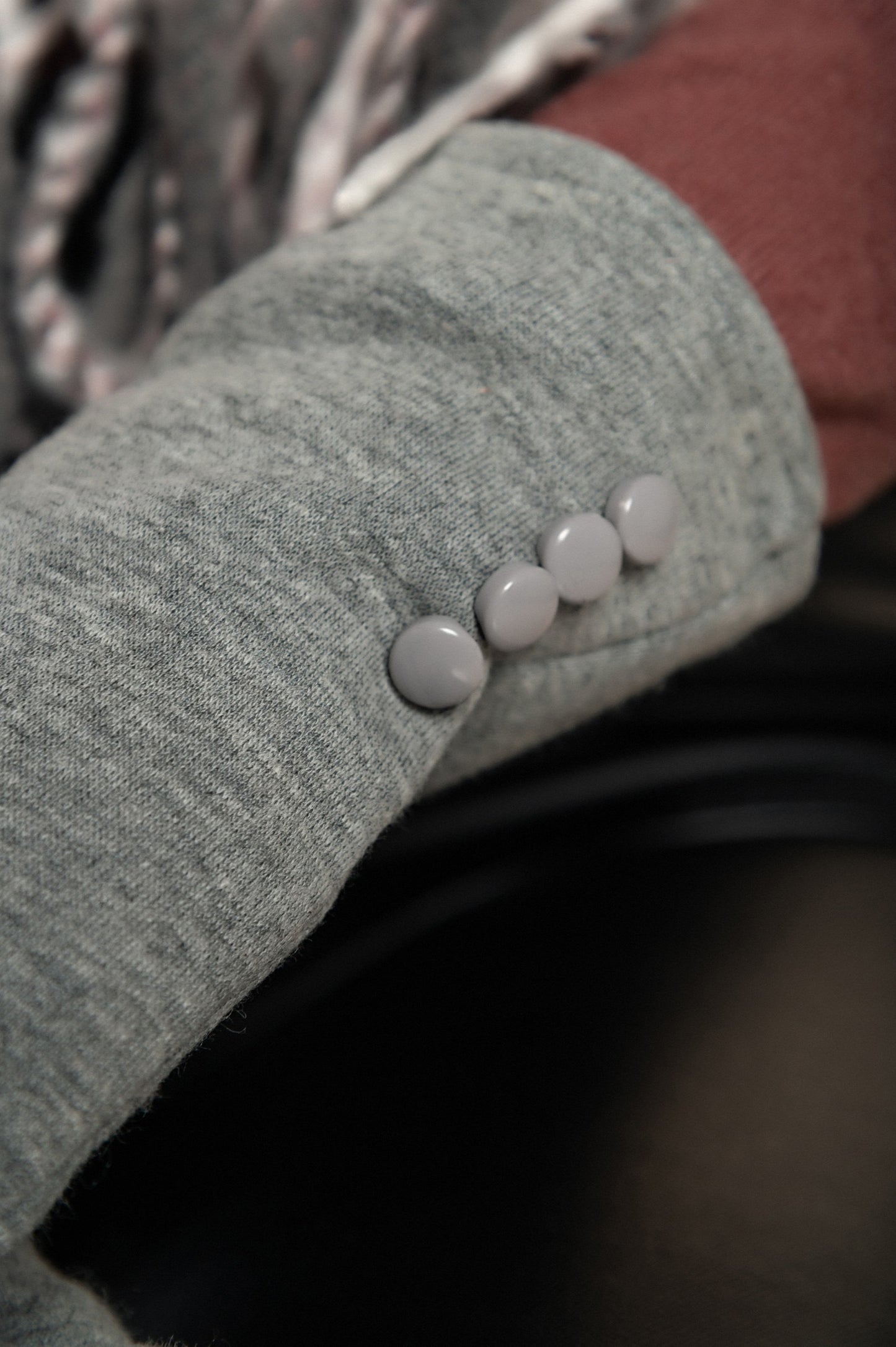 Guanti con bottoni decorativi, grigio chiaro