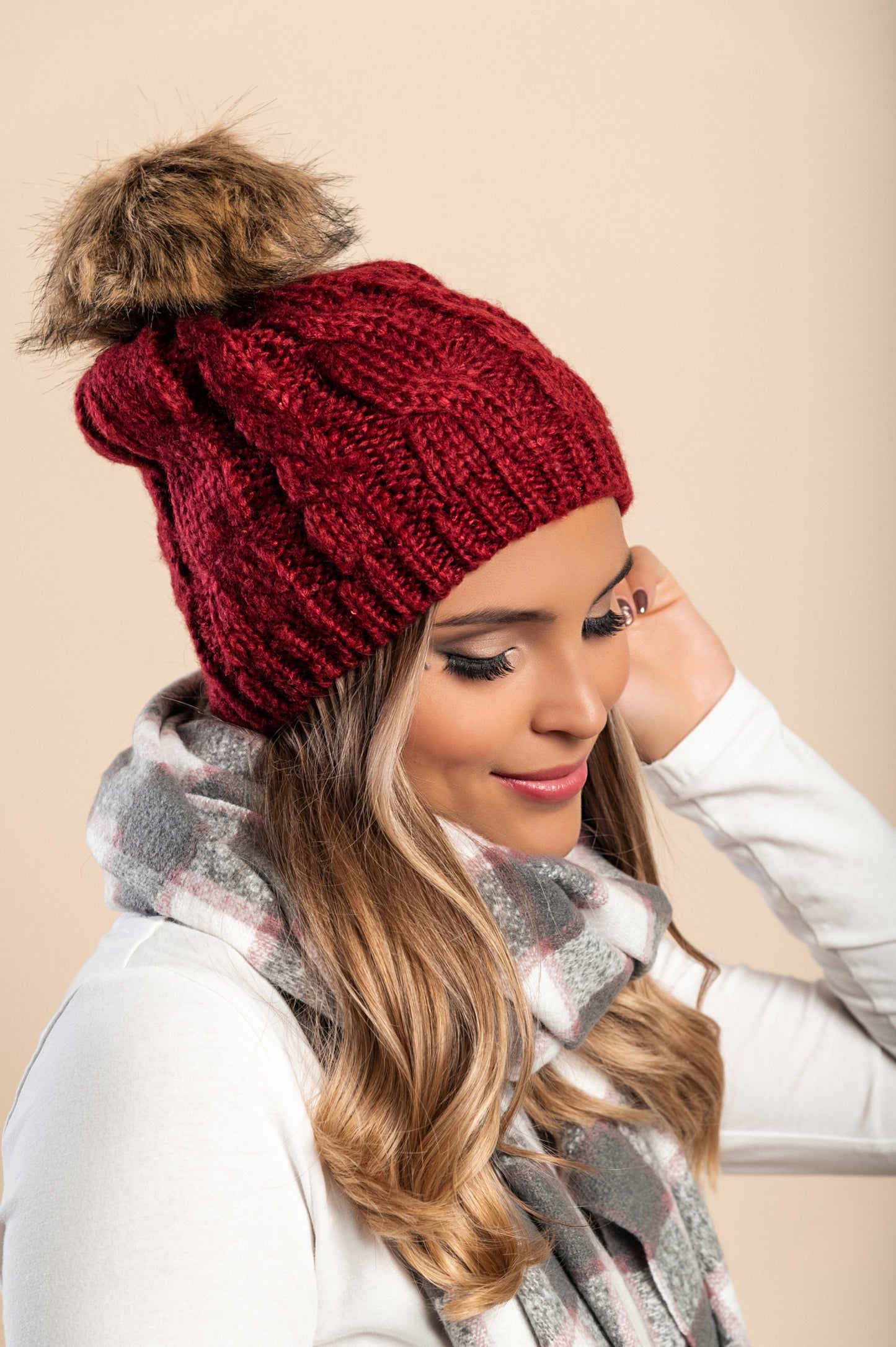 Cappello lavorato a maglia con paillettes, rosso