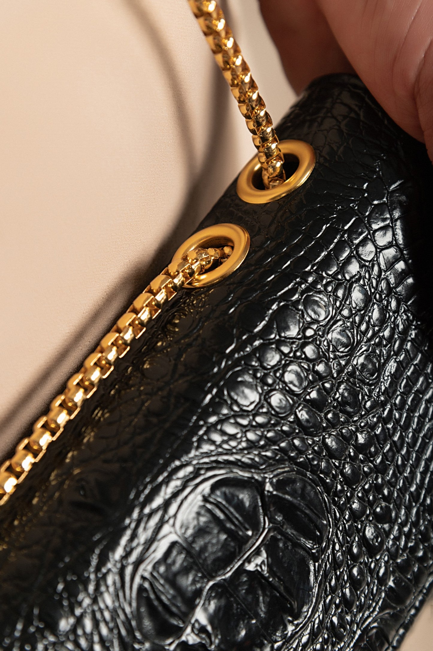 Borsa piccola con stampa pelle di coccodrillo, nera
