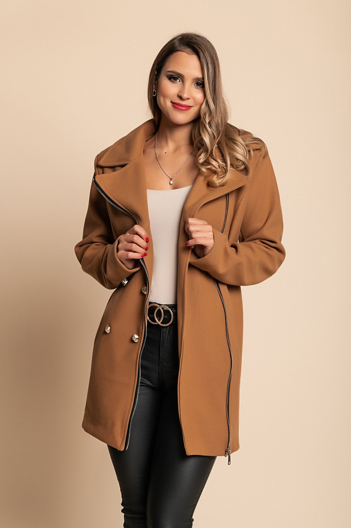 Cappotto elegante con bottoni e cerniera, cammello