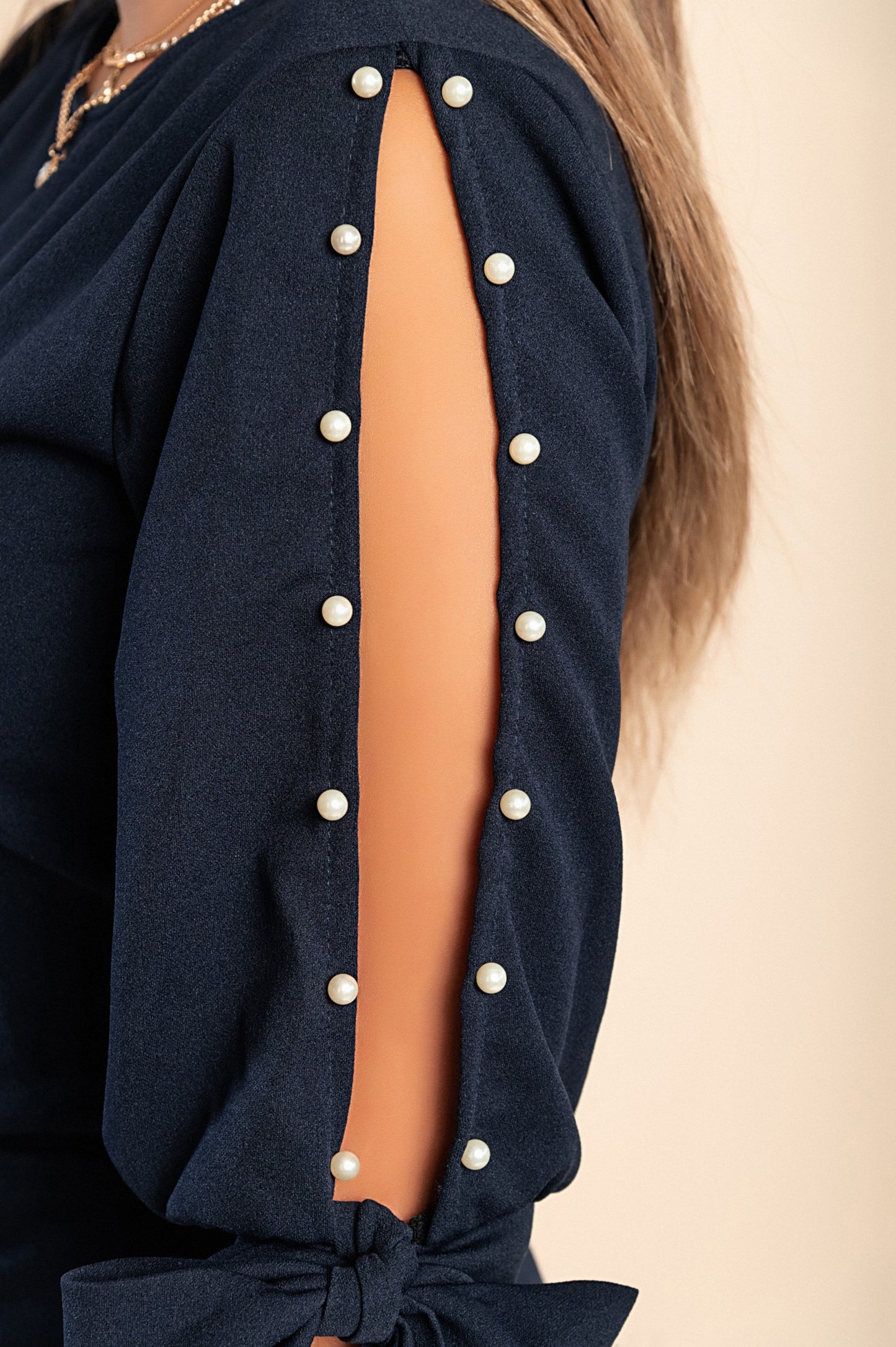 Abito elegante midi con scollo rotondo, maniche 3/4 con spacco e perline decorative Peppina, nero