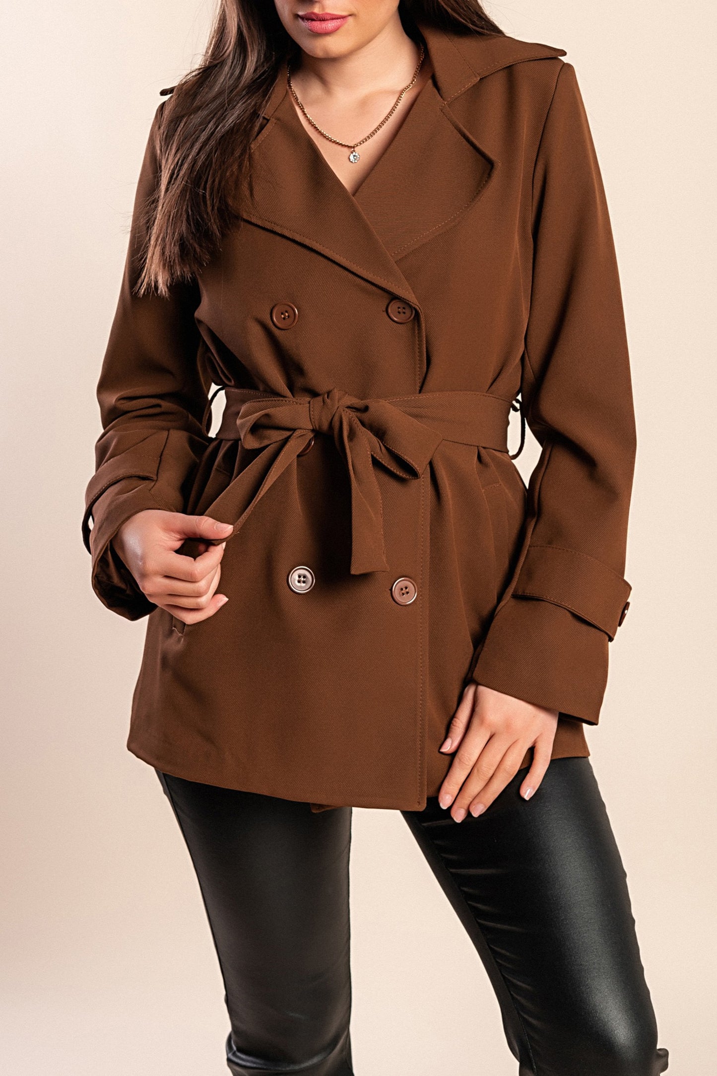 Elegante trench corto con bottoni, bordeaux