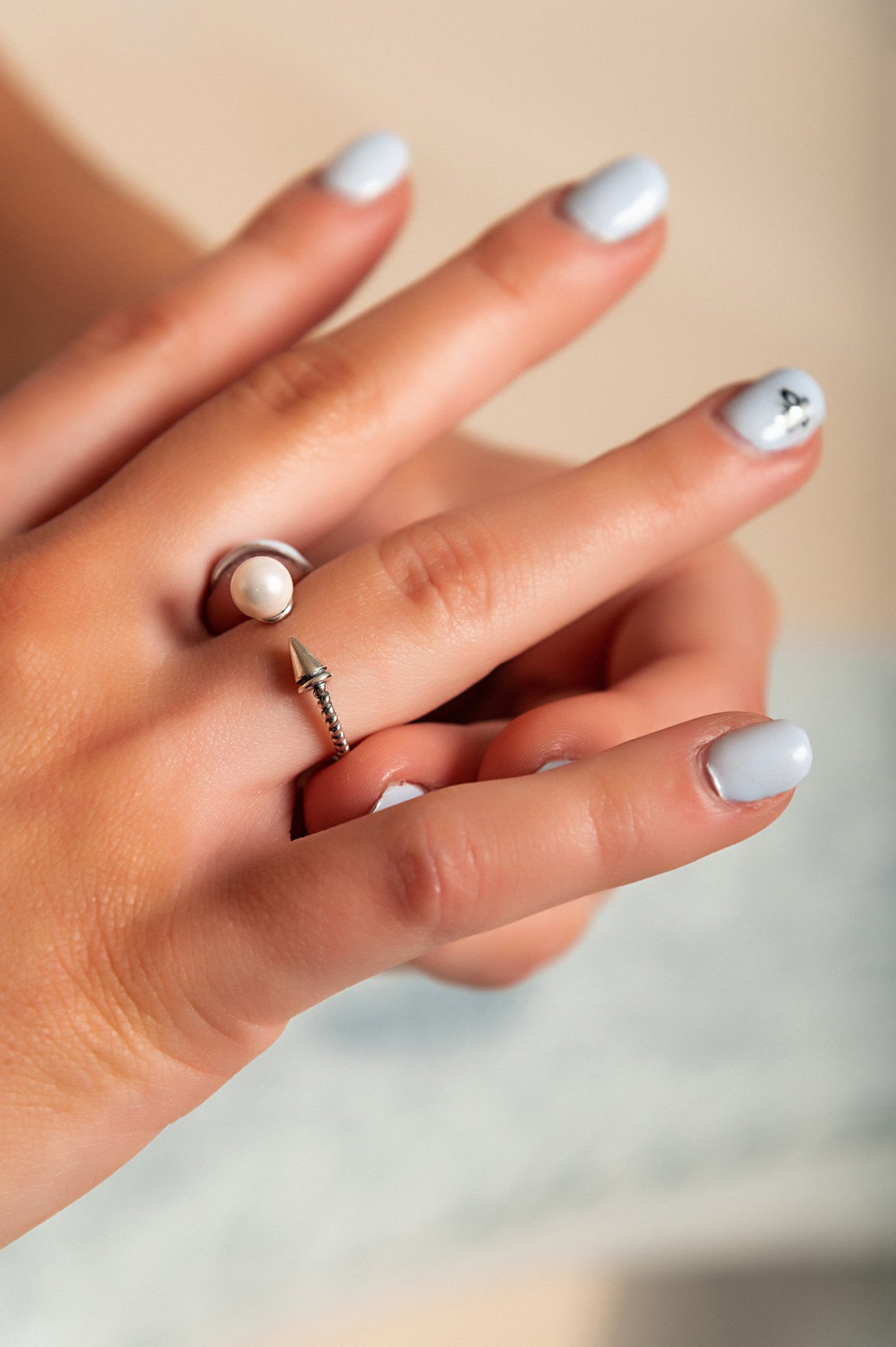 Anello con perla decorativa, colore argento