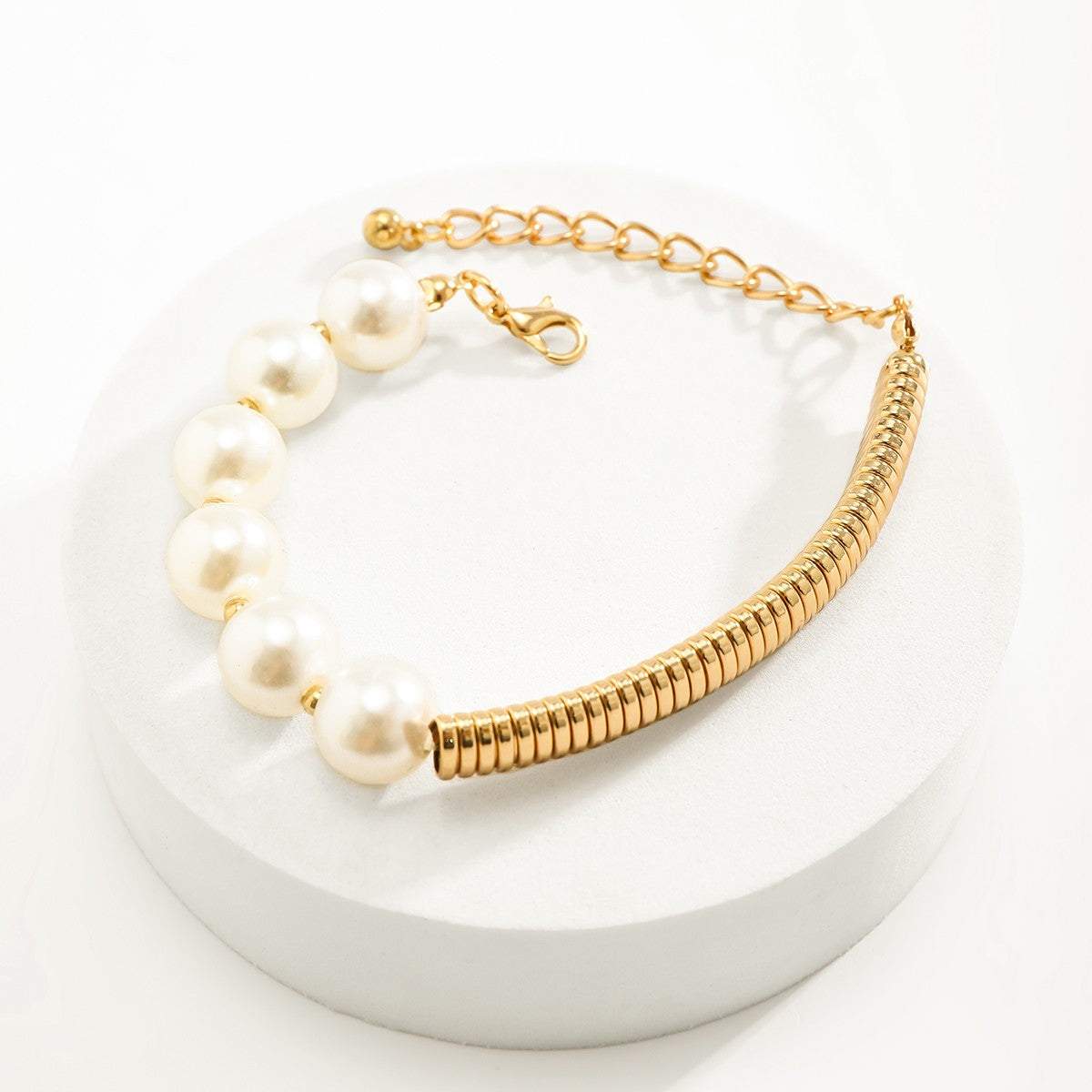 Elegante braccialetto con perle artificiali, colore oro