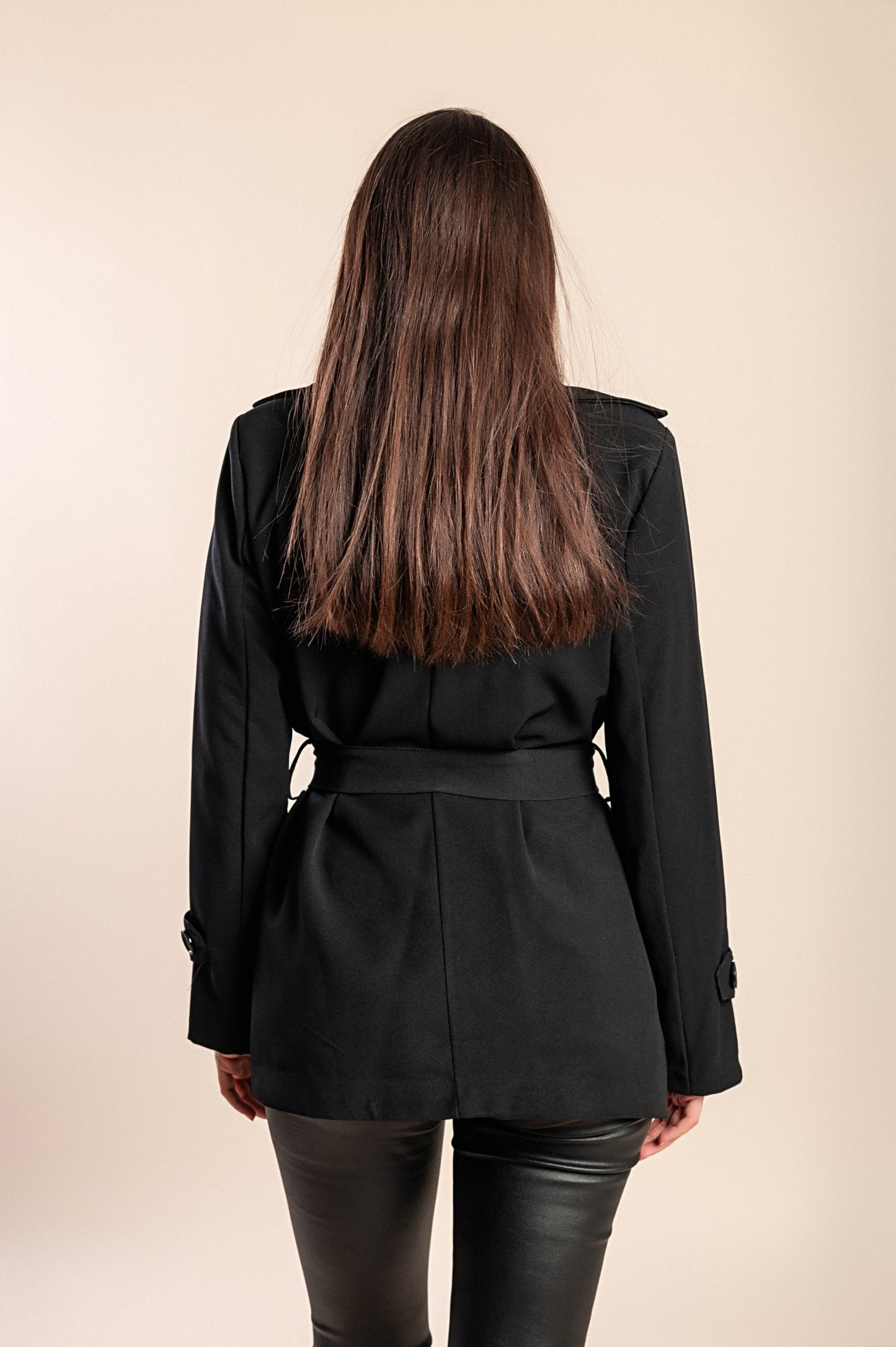 Elegante trench corto con bottoni, bordeaux