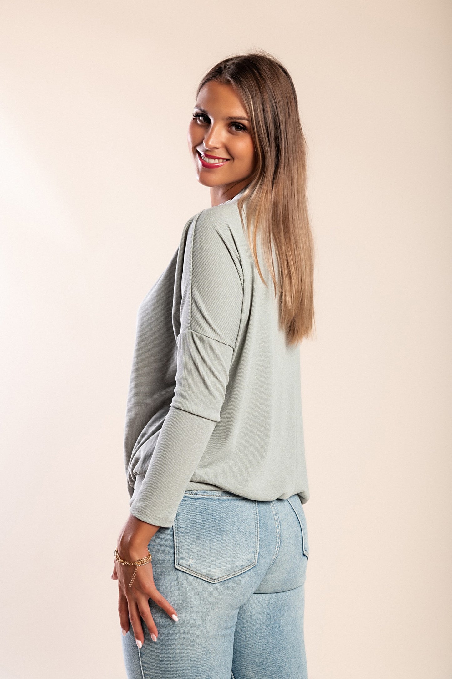 MAGLIETTA OVERSIZE CON SCOLLO A BARCA E MANICHE AMPIE DANICA, NERO