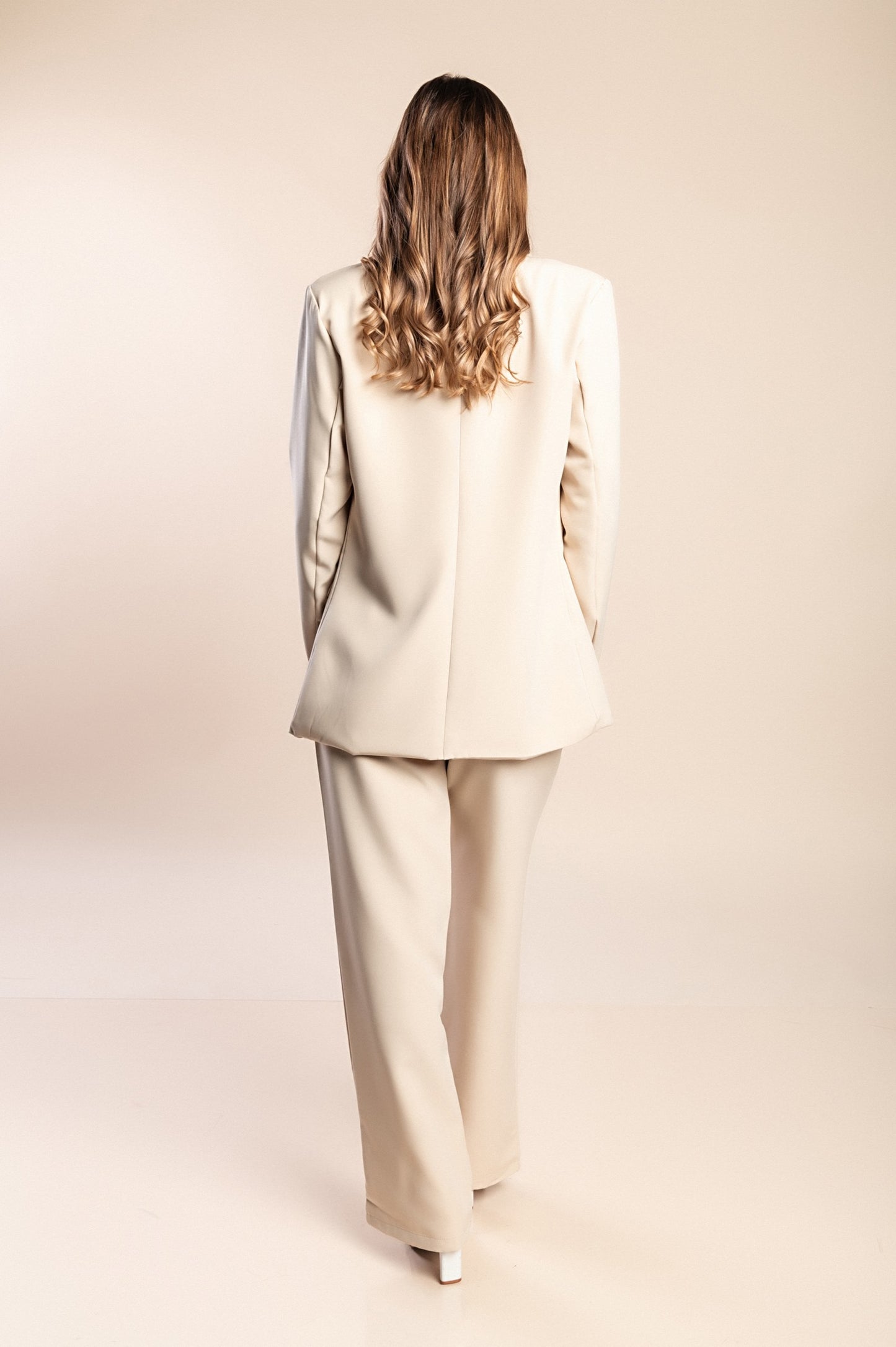 Completo giacca e pantaloni eleganti con arricciature, beige