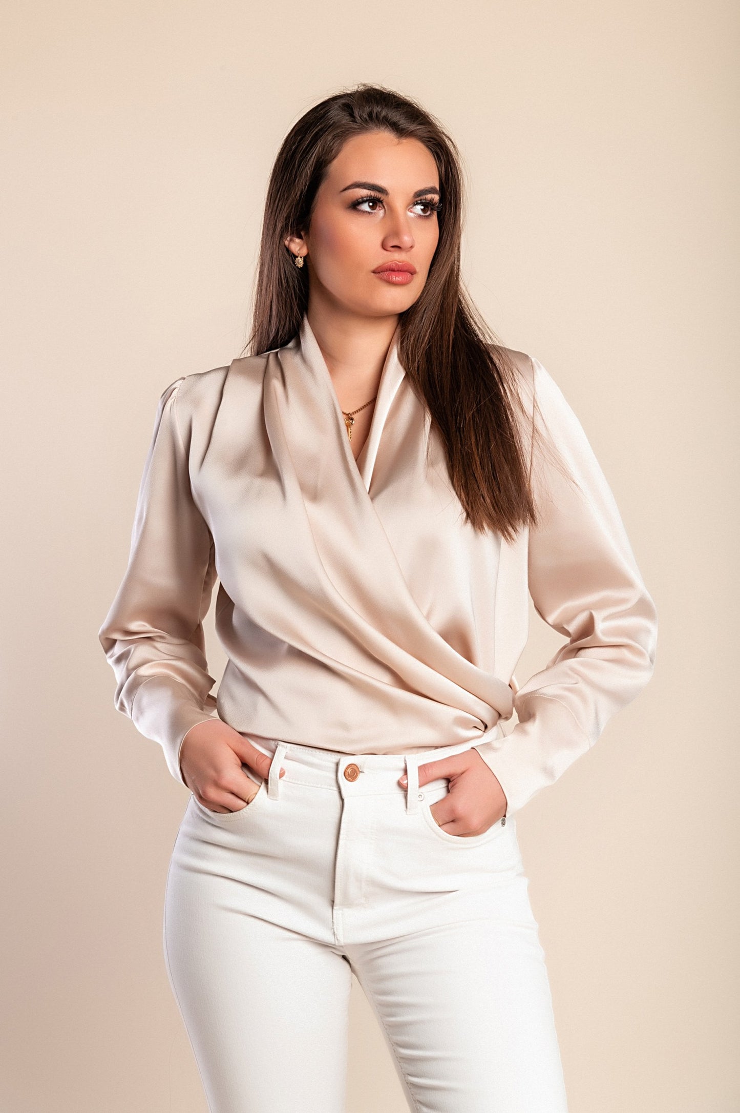 Blusa con scollo incrociato, beige