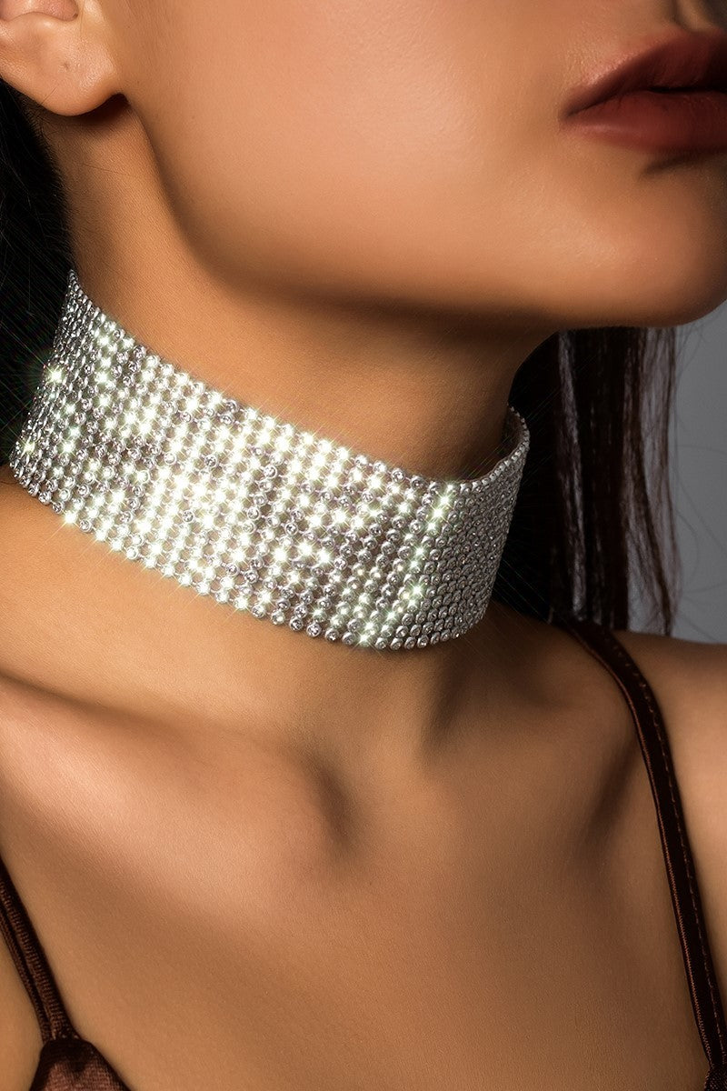 Collana con strass, colore argento.