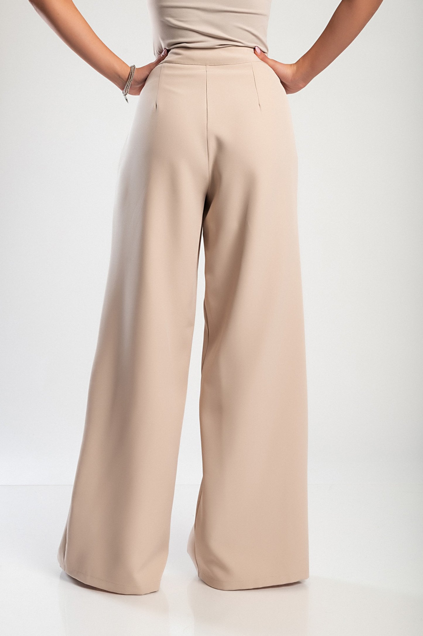 Elegante abito lungo con bottoni, beige