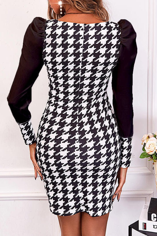 Abito mini aderente con tessuto arricciato sulle spalle e stampa pepita Herrera, bianco e nero