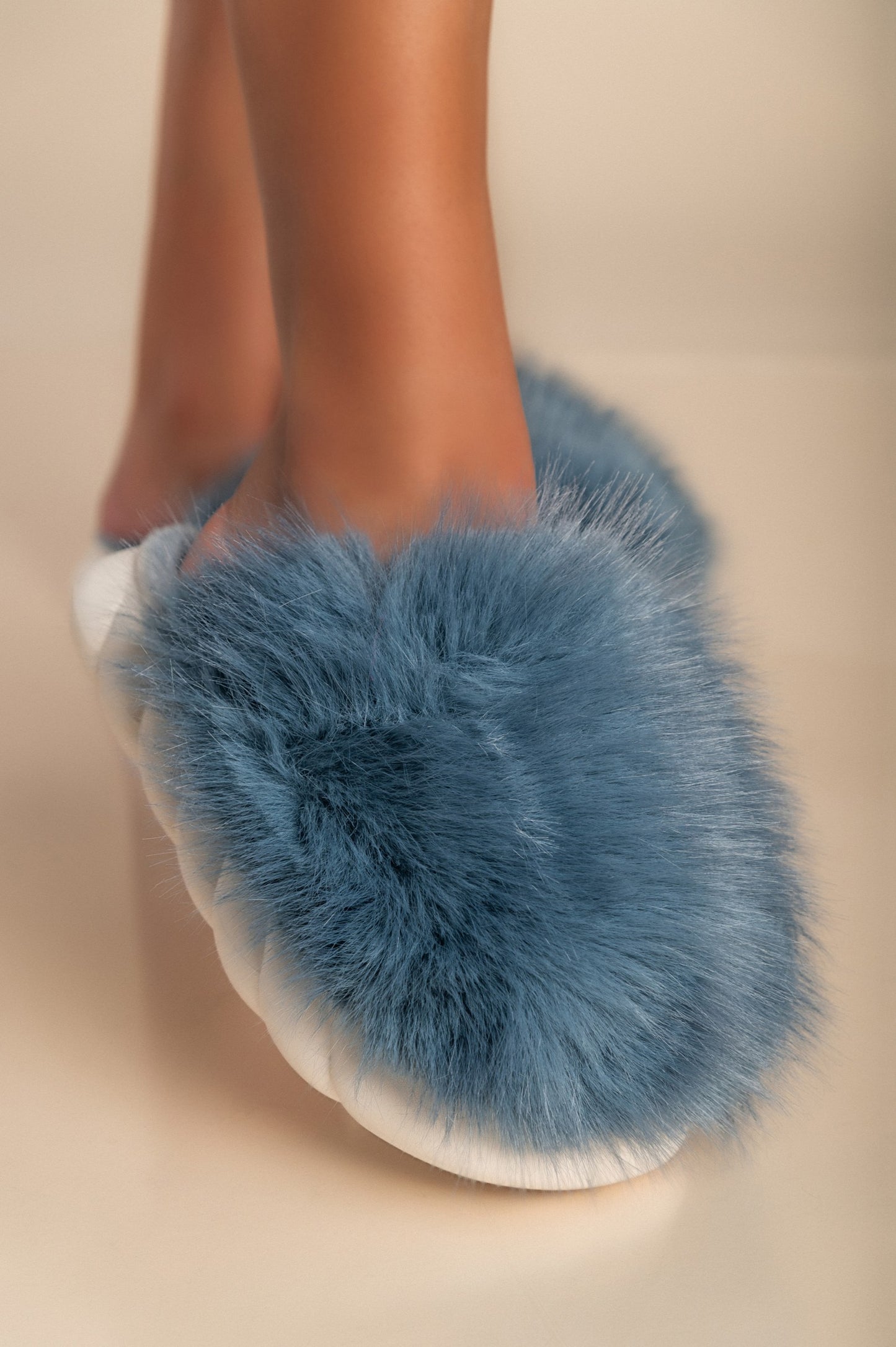 Pantofole con pelliccia artificiale, di colore azzurro