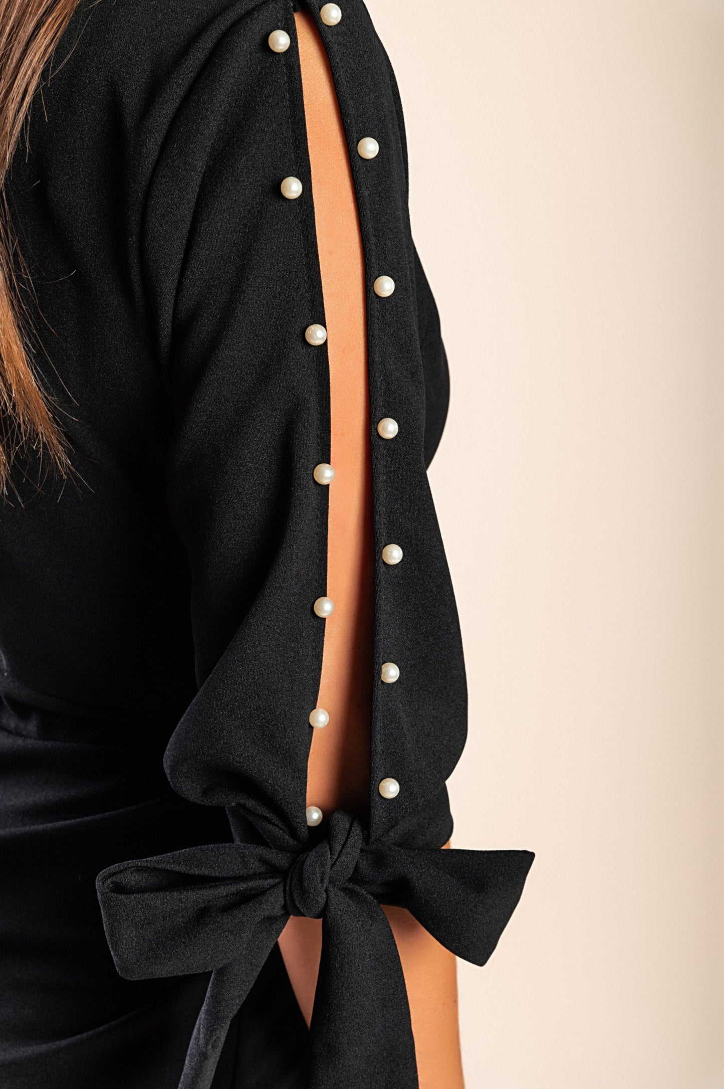 Mini abito elegante con dettaglio di perle finte e scollo incrociato Candys, nero