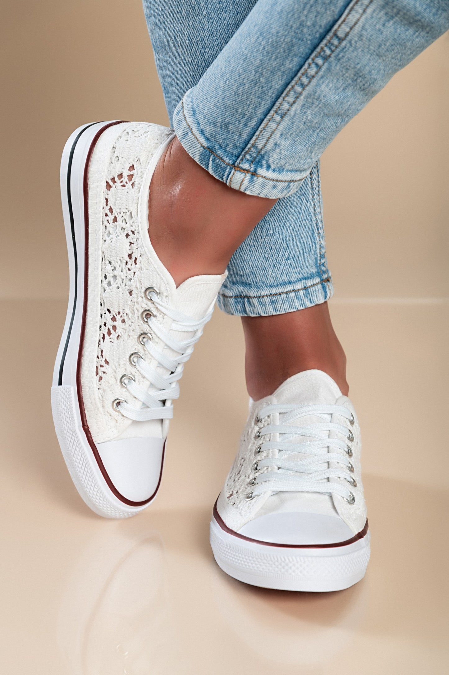 Sneakers alla moda con tomaia in pizzo, colore bianco