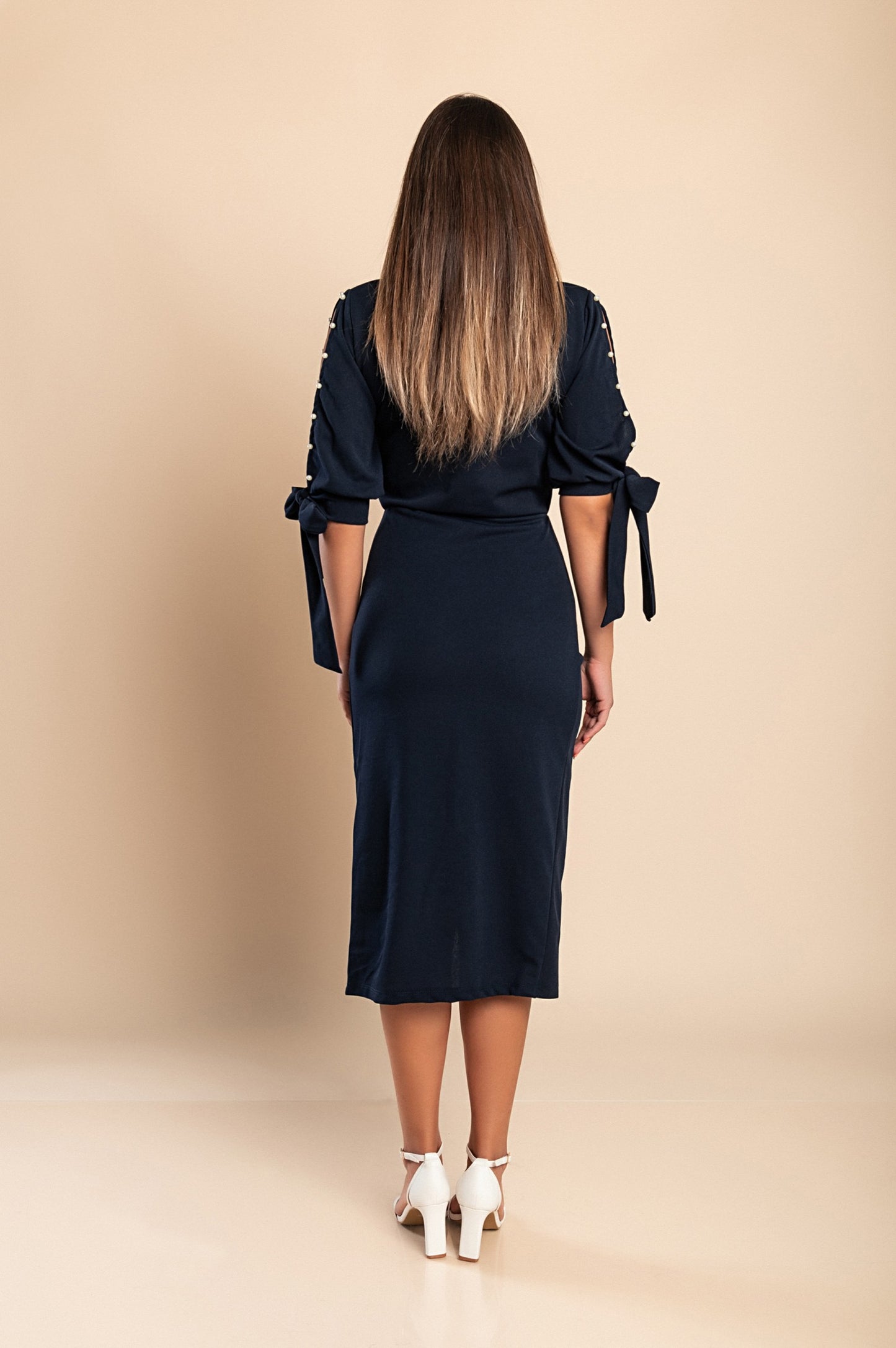 Abito elegante midi con scollo rotondo, maniche 3/4 con spacco e perline decorative Peppina, nero