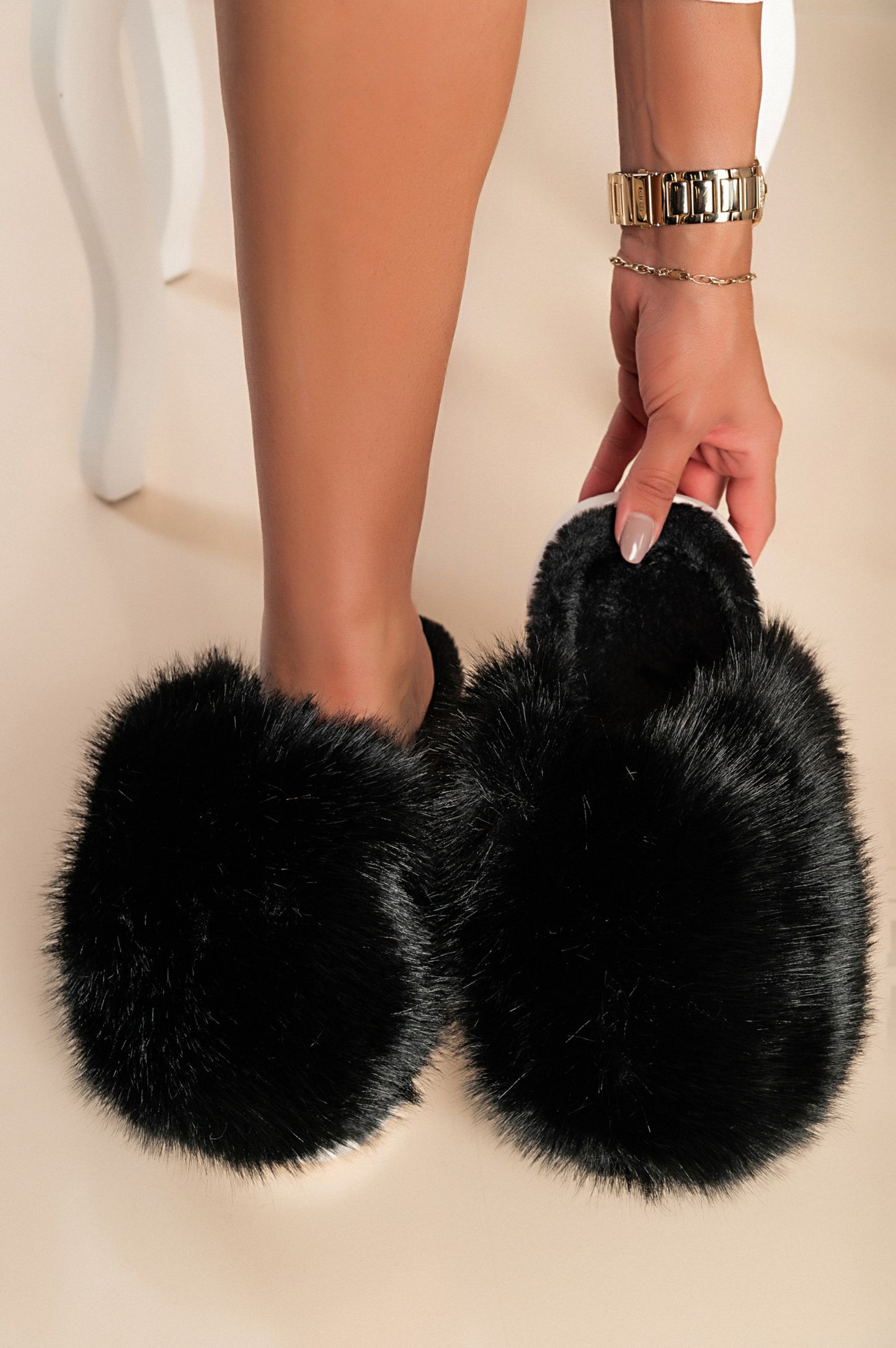 Pantofole con pelliccia artificiale, nere