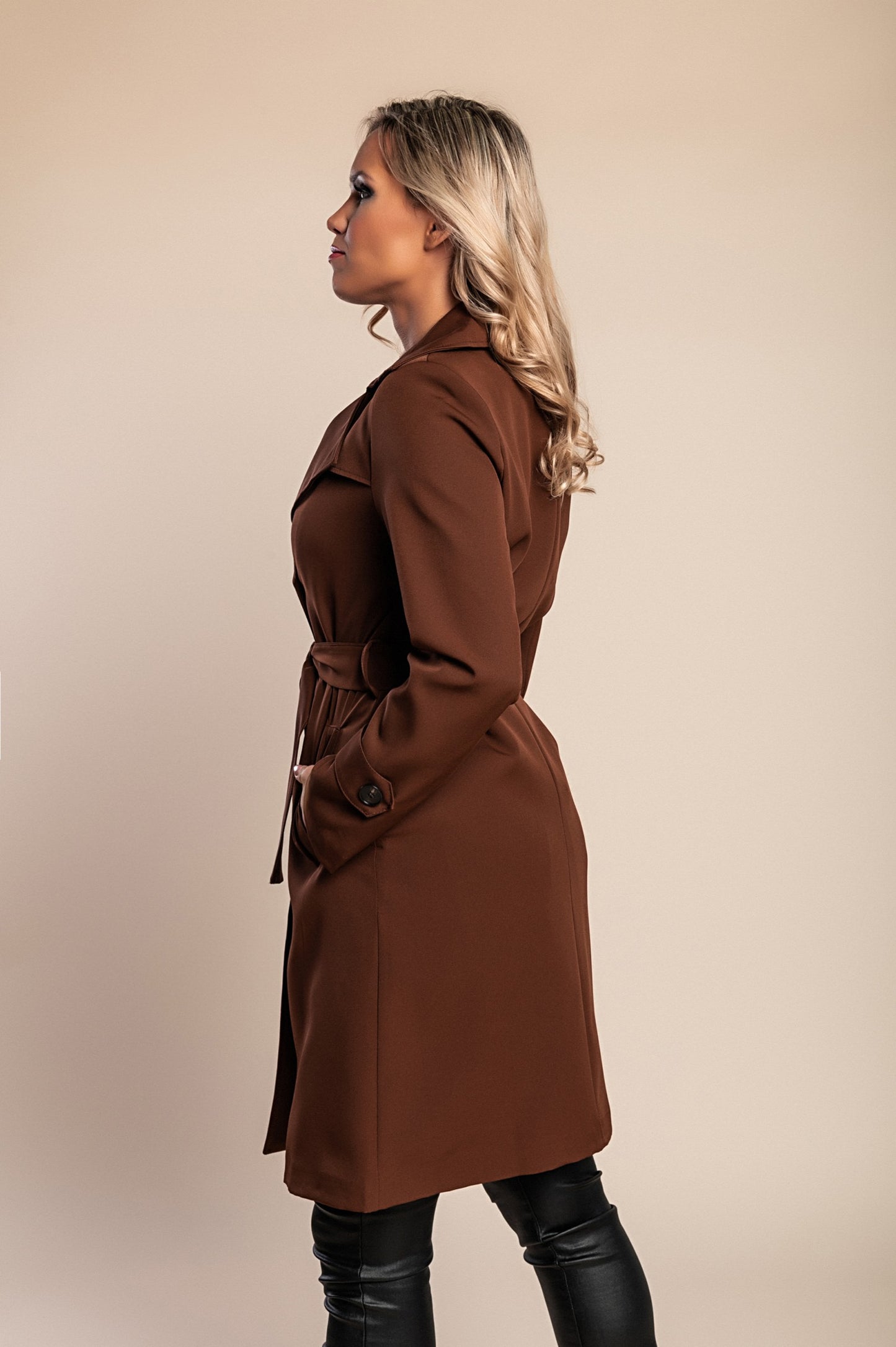 Elegante trench con bottoni, beige