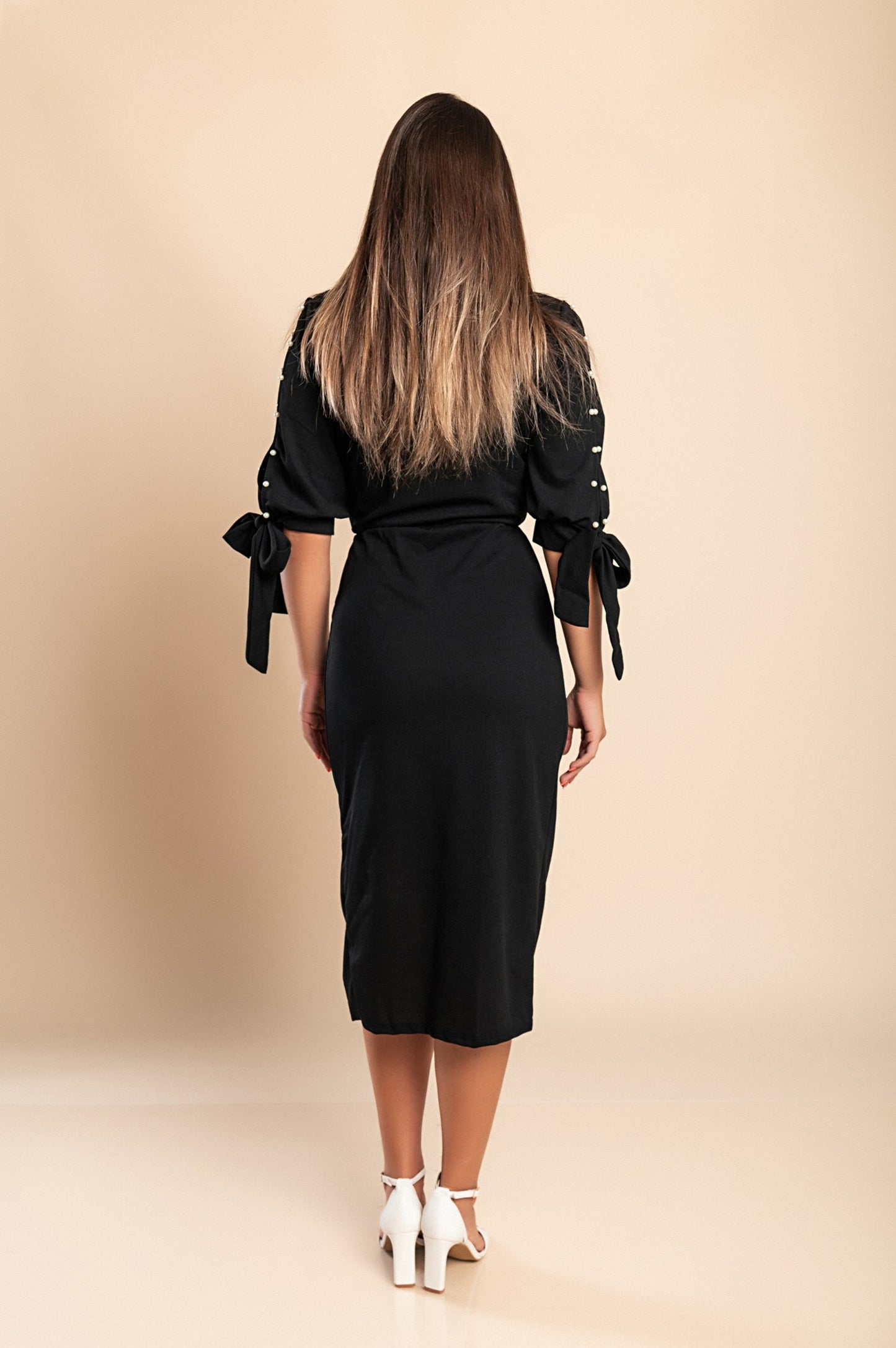 Abito elegante midi con scollo rotondo, maniche 3/4 con spacco e perline decorative Peppina, nero
