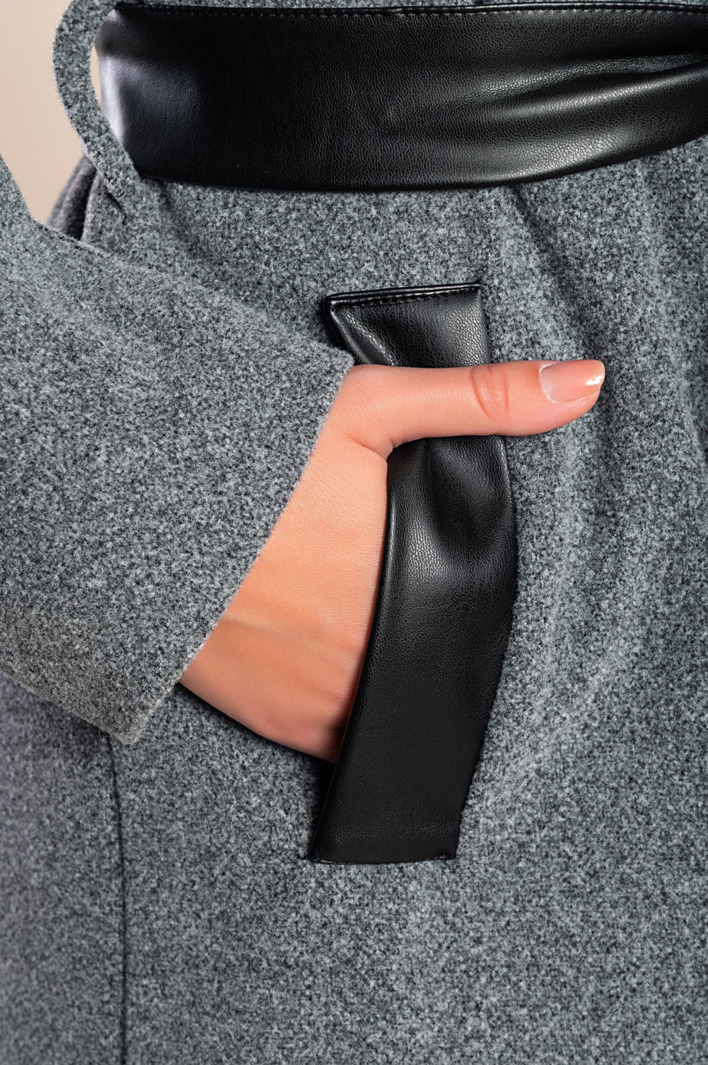Cappotto elegante con dettagli in ecopelle, nero
