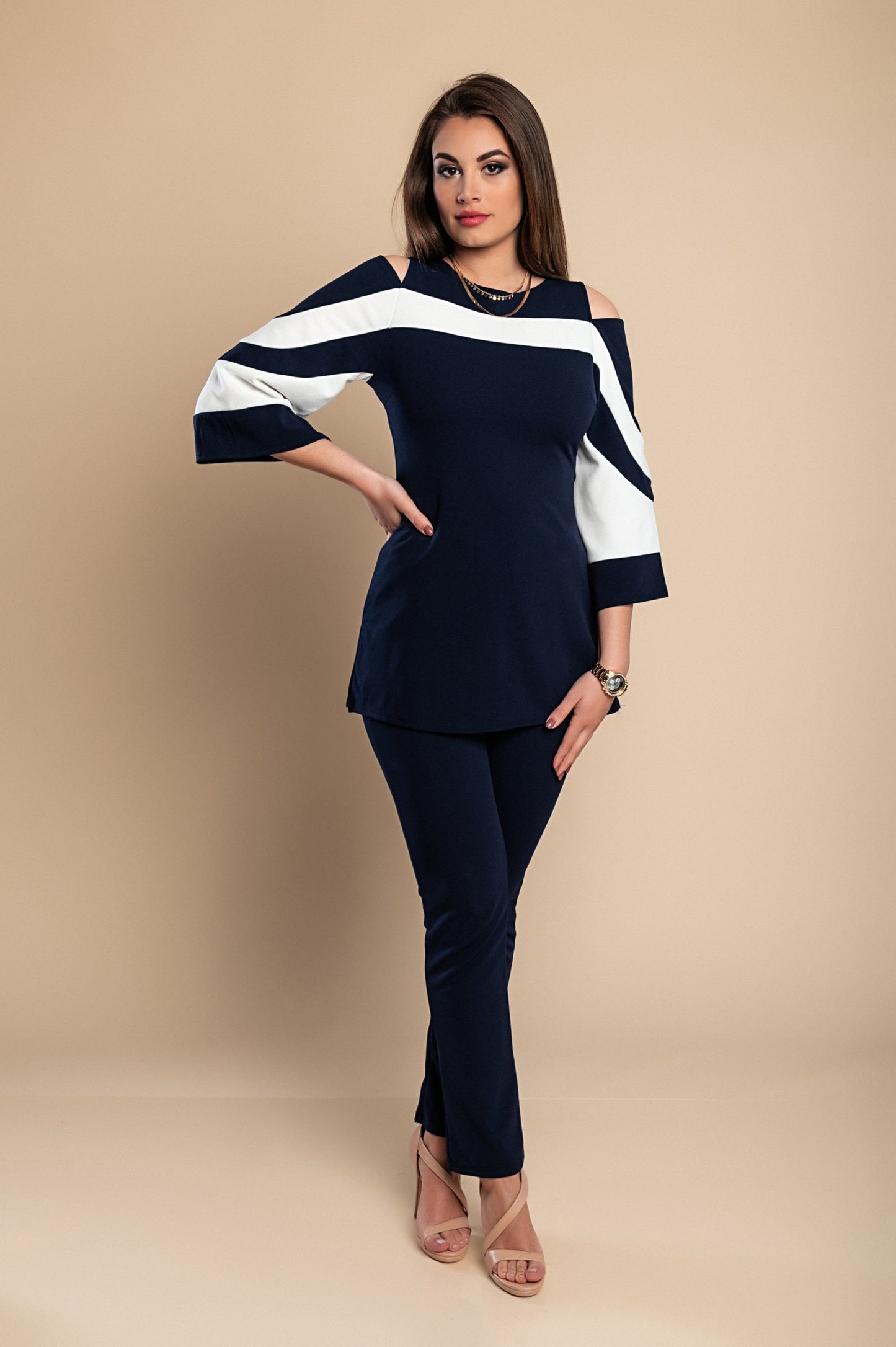 Competo elegante top con maniche a campana e pantaloni, nero