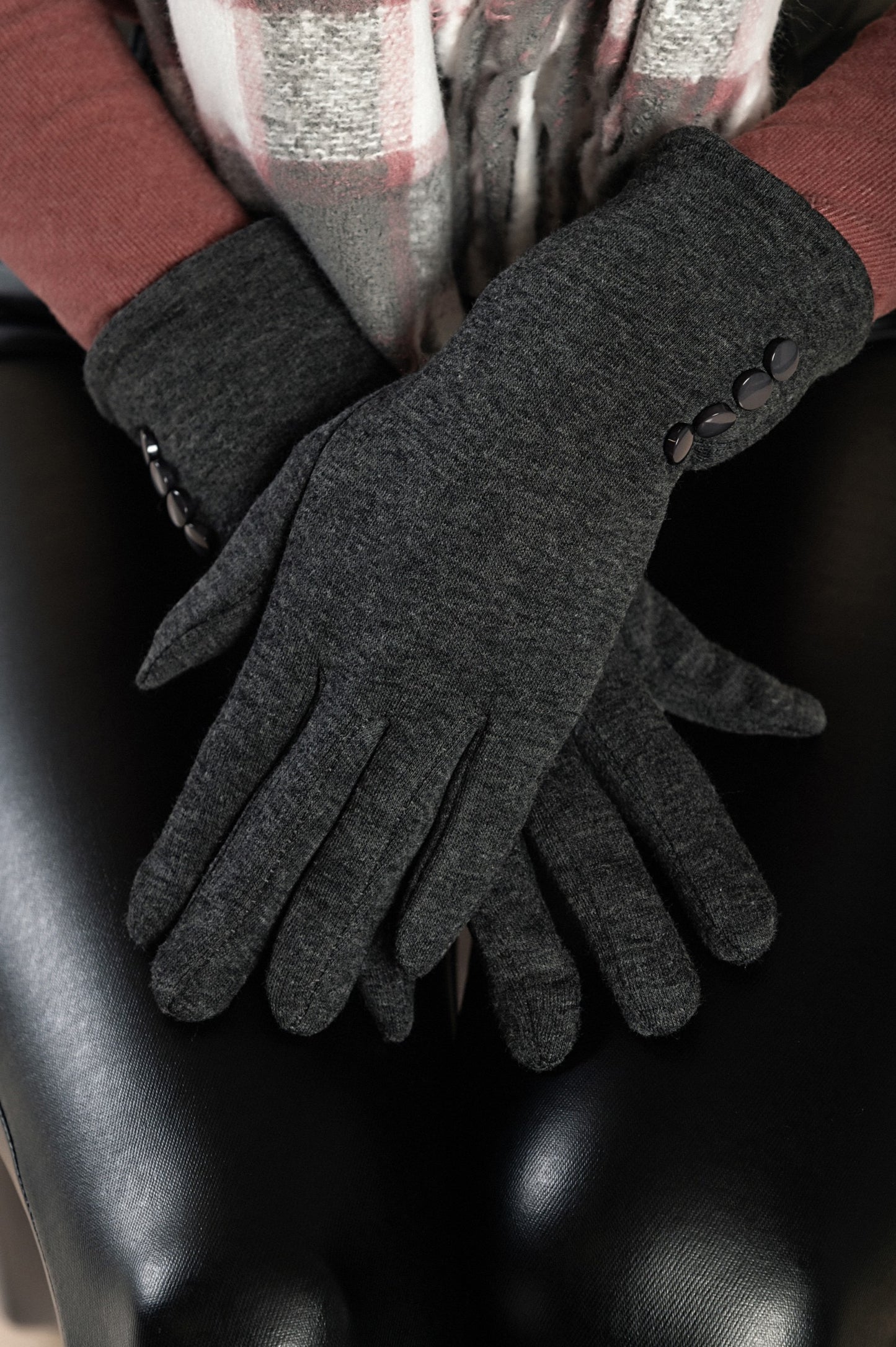 Guanti con bottoni decorativi, grigio chiaro