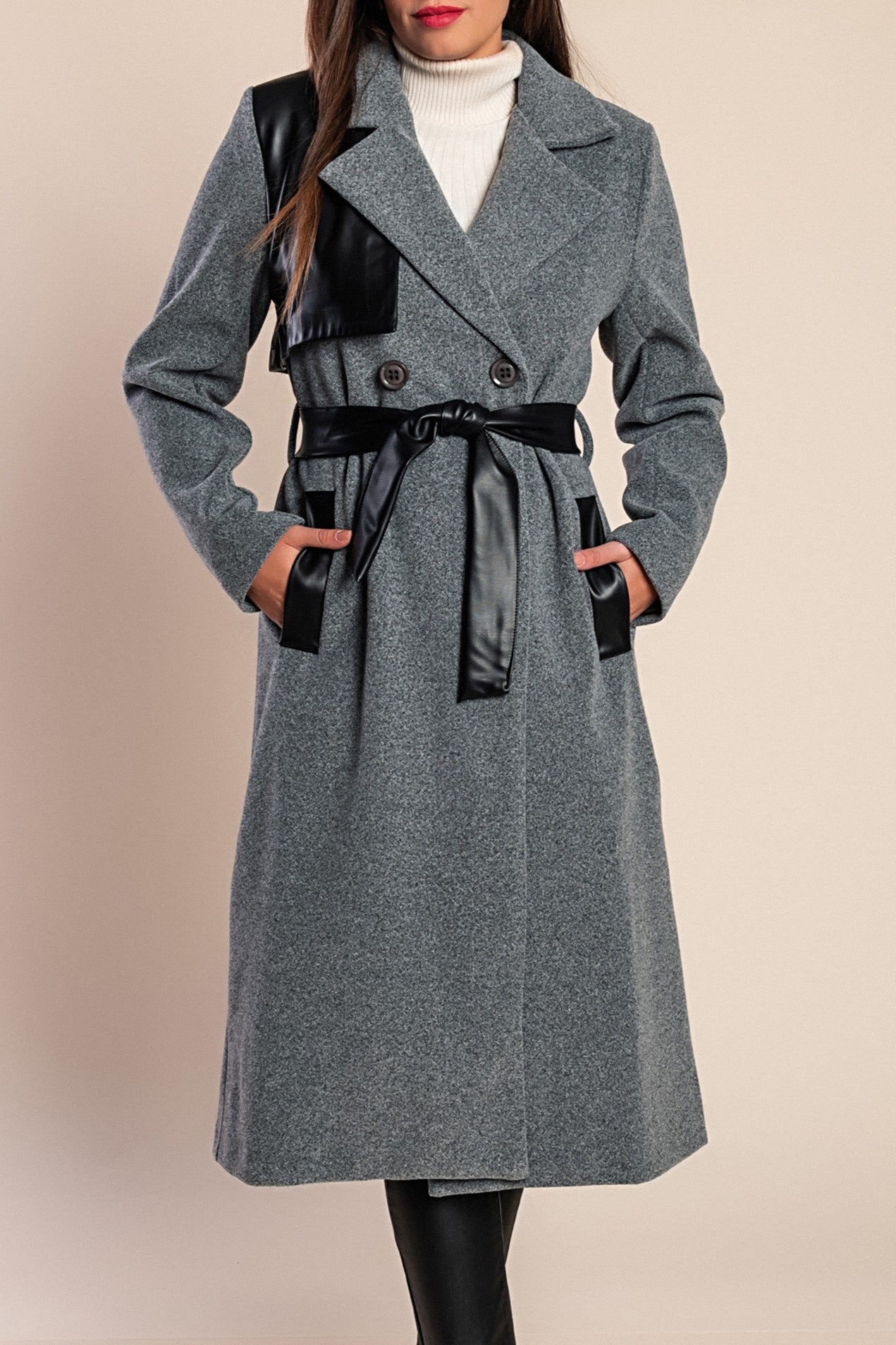 Cappotto elegante con dettagli in ecopelle, nero