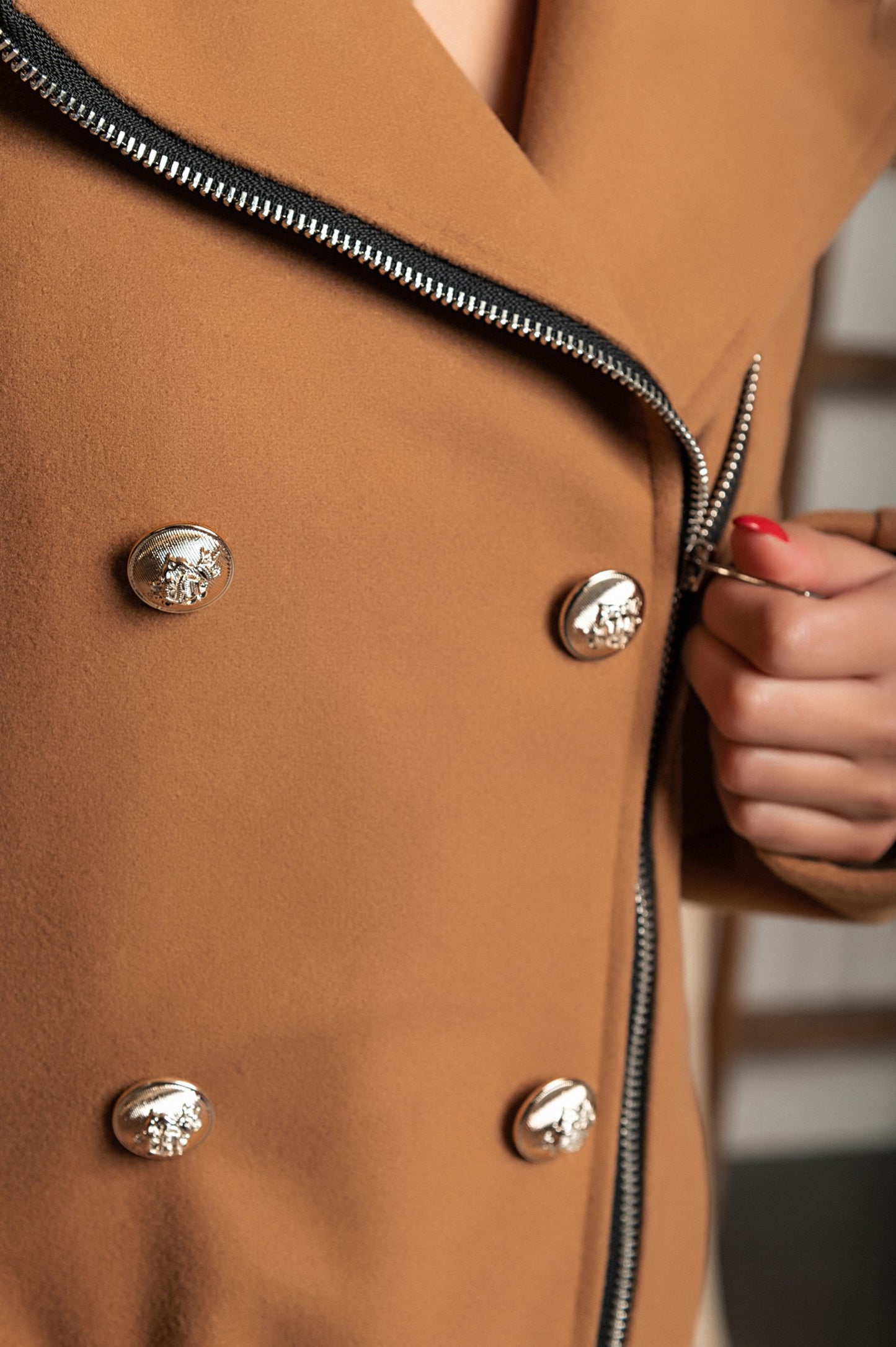 Cappotto elegante con bottoni e cerniera, cammello