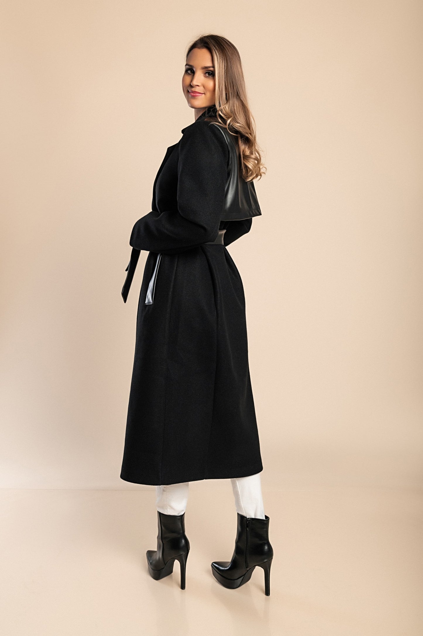 Cappotto elegante con dettagli in ecopelle, nero