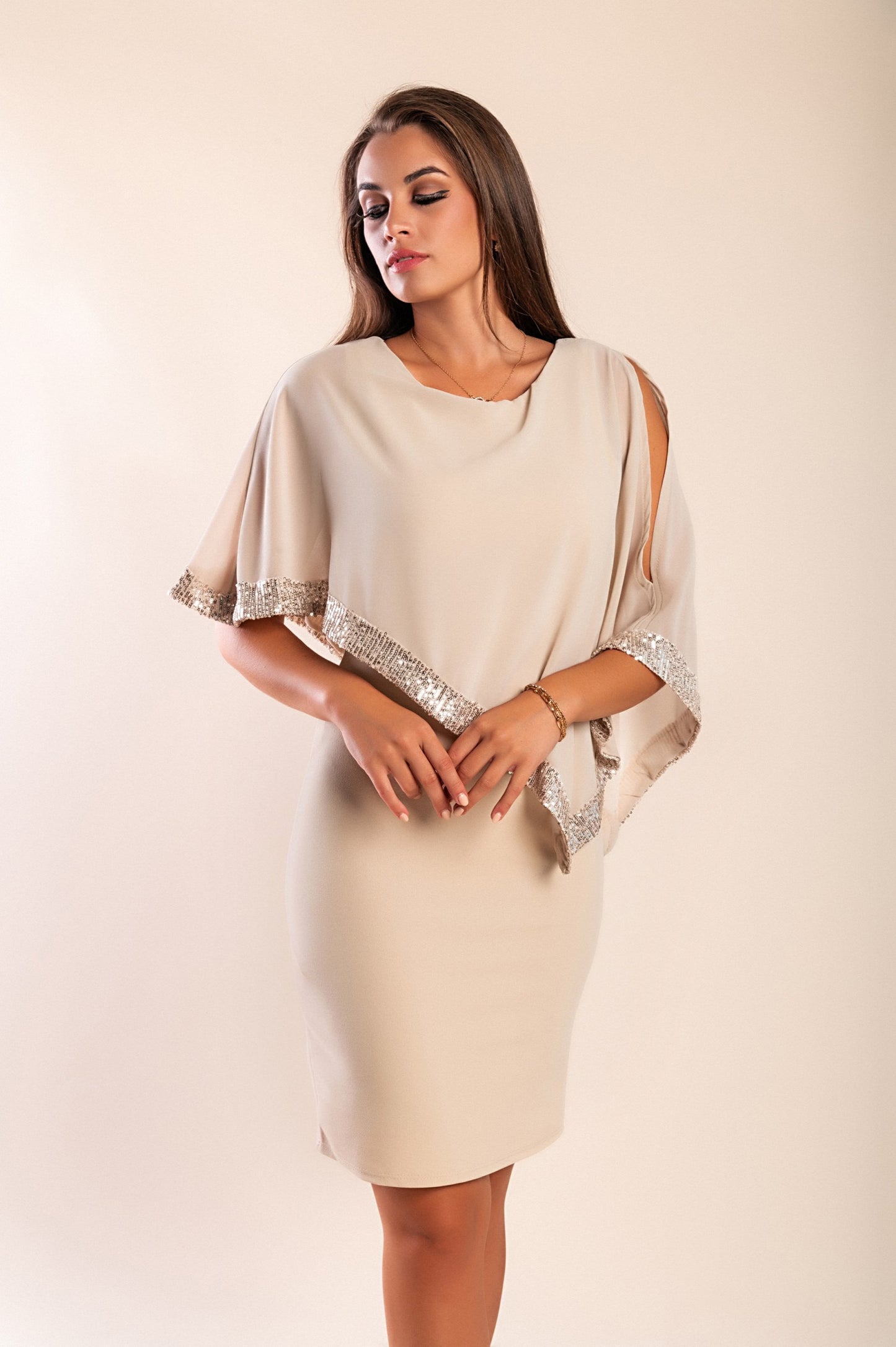 Vestito elegante con mantellina Arlet, bordo