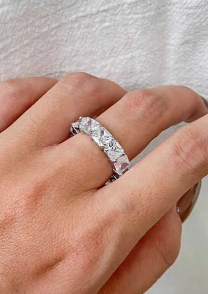 Anello in argento con strass, colore argento