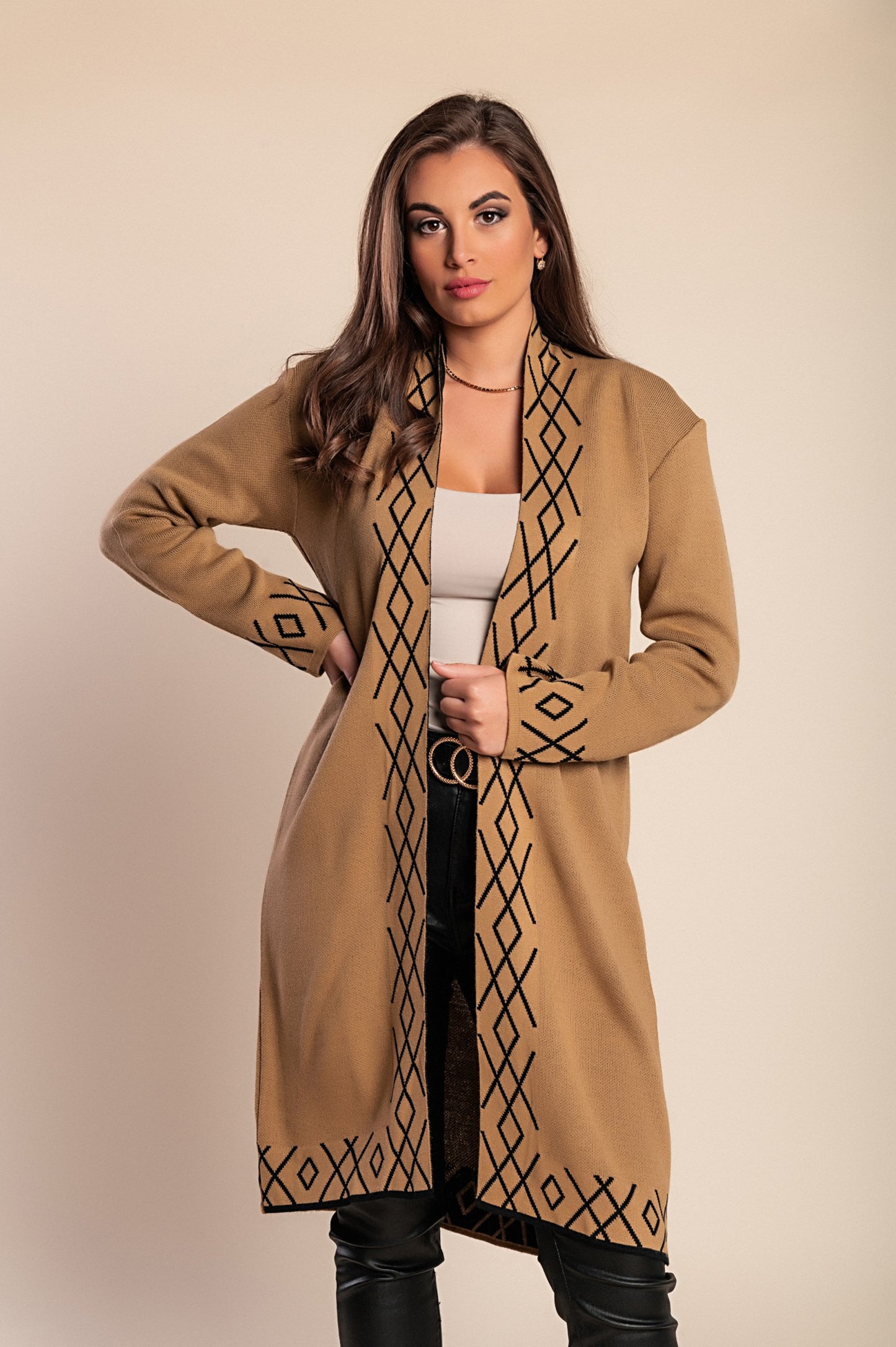 Cardigan in maglia con stampa, cammello/nero